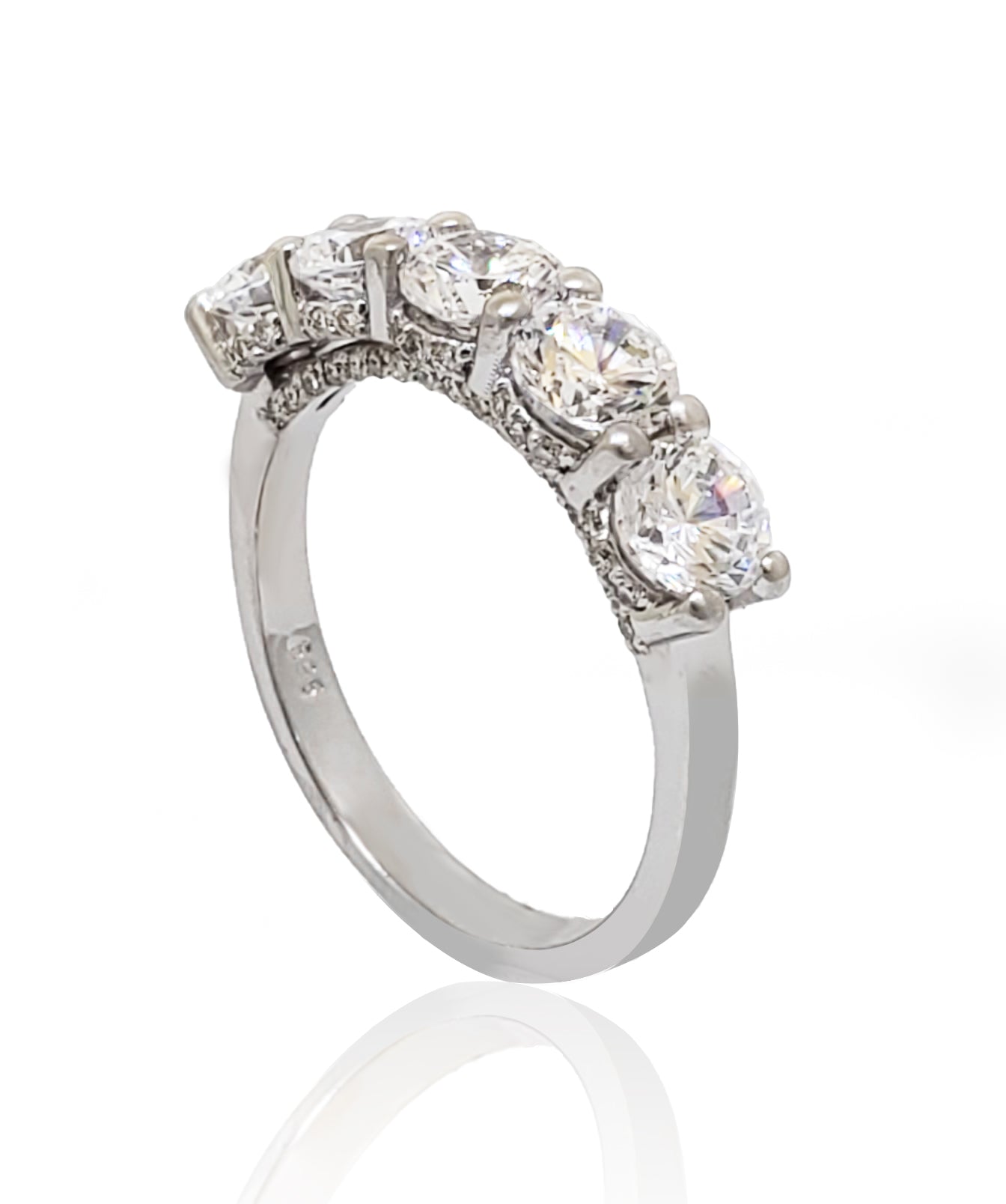 טבעת נוצצת זהב לבן 14 קארט עם זרקונים במרכז ויהלומים מסביב