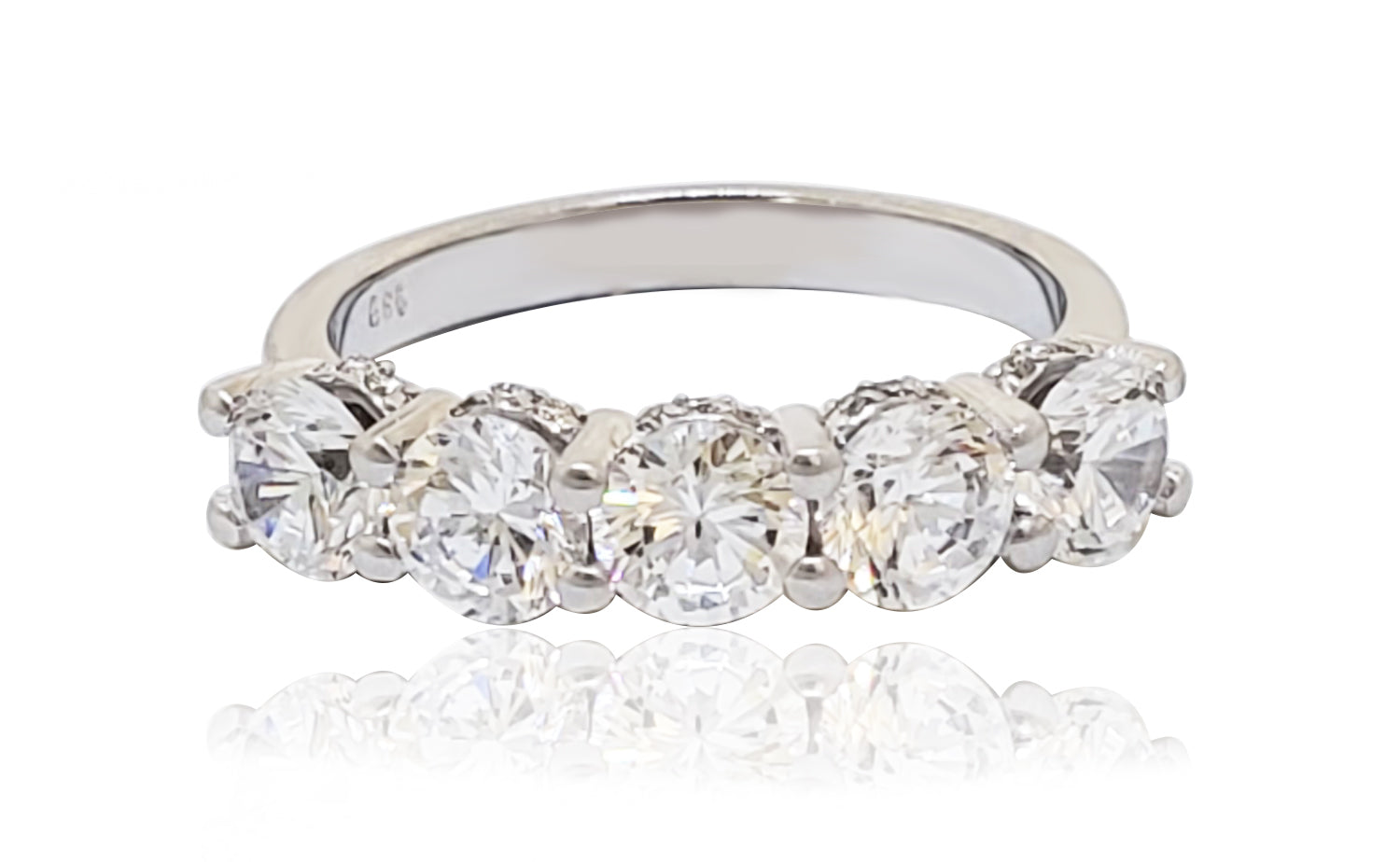 טבעת נוצצת זהב לבן 14 קארט עם זרקונים במרכז ויהלומים מסביב