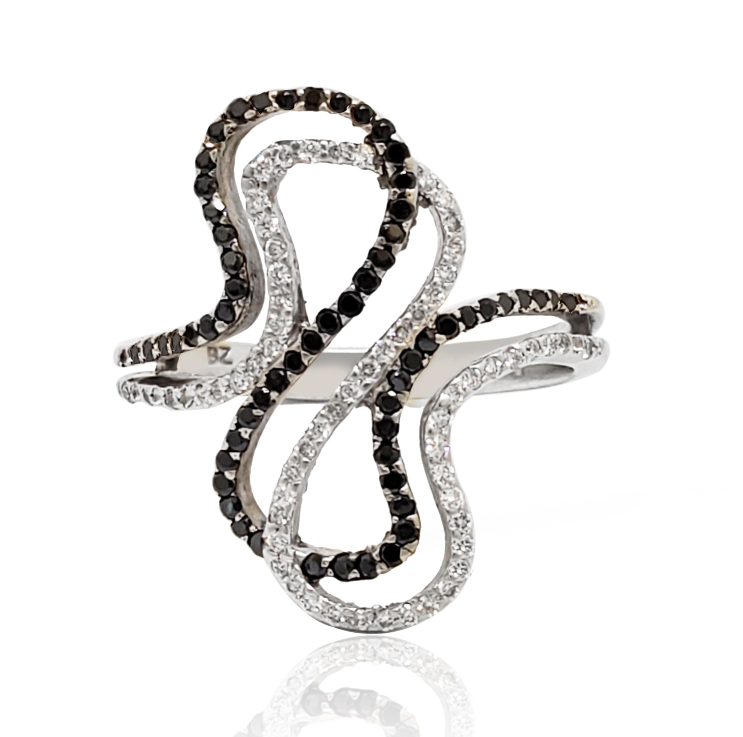 טבעת זהב לבן מפותלת יהלומים לבנים ושחורים