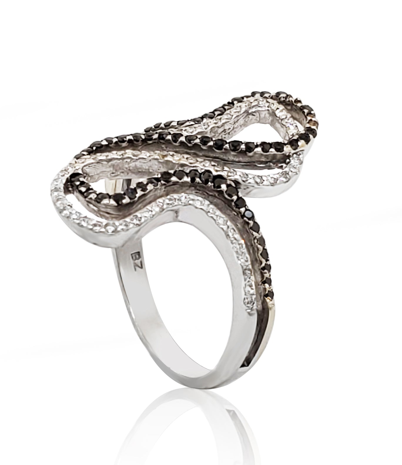 טבעת זהב לבן מפותלת יהלומים לבנים ושחורים