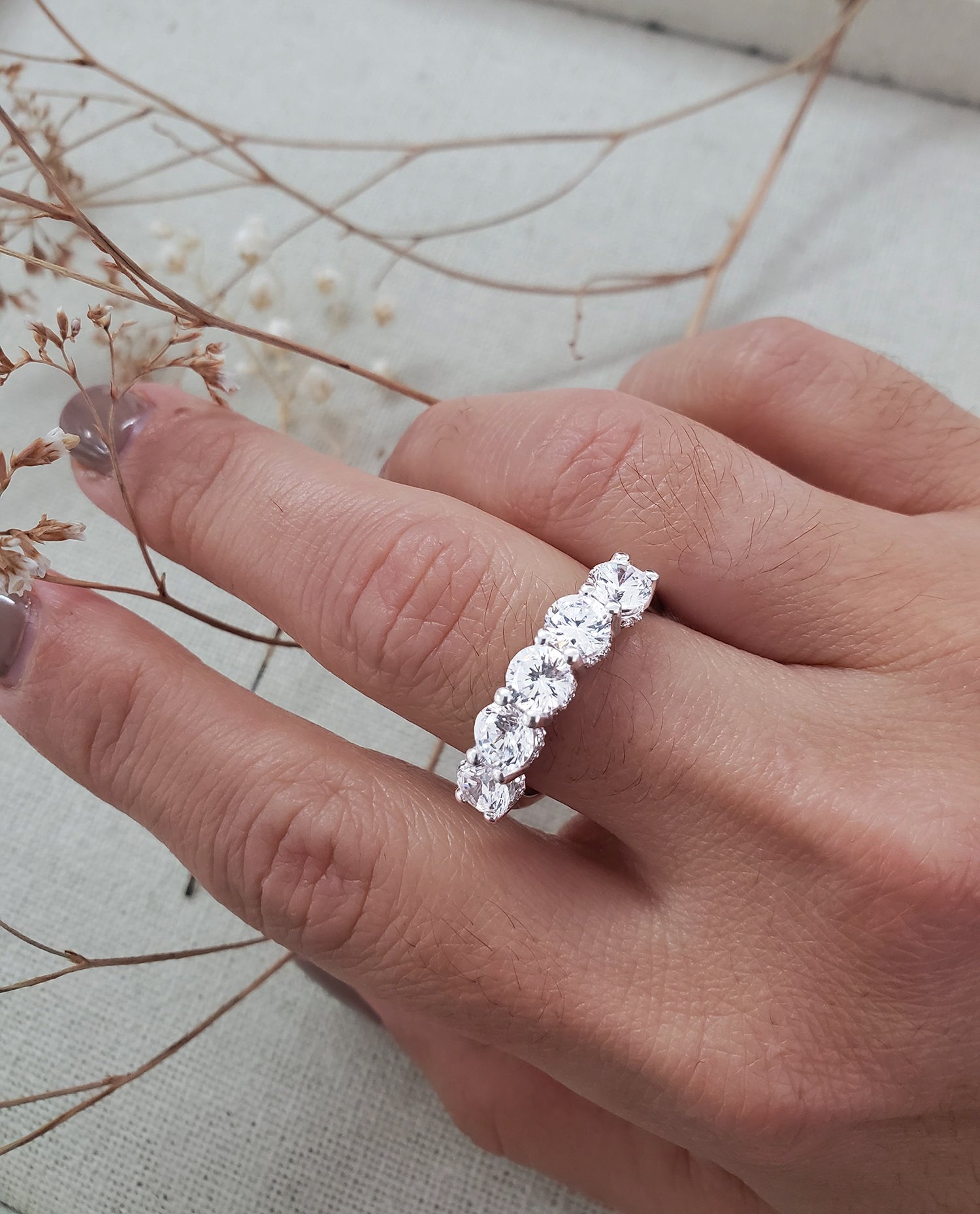 טבעת נוצצת זהב לבן 14 קארט עם זרקונים במרכז ויהלומים מסביב