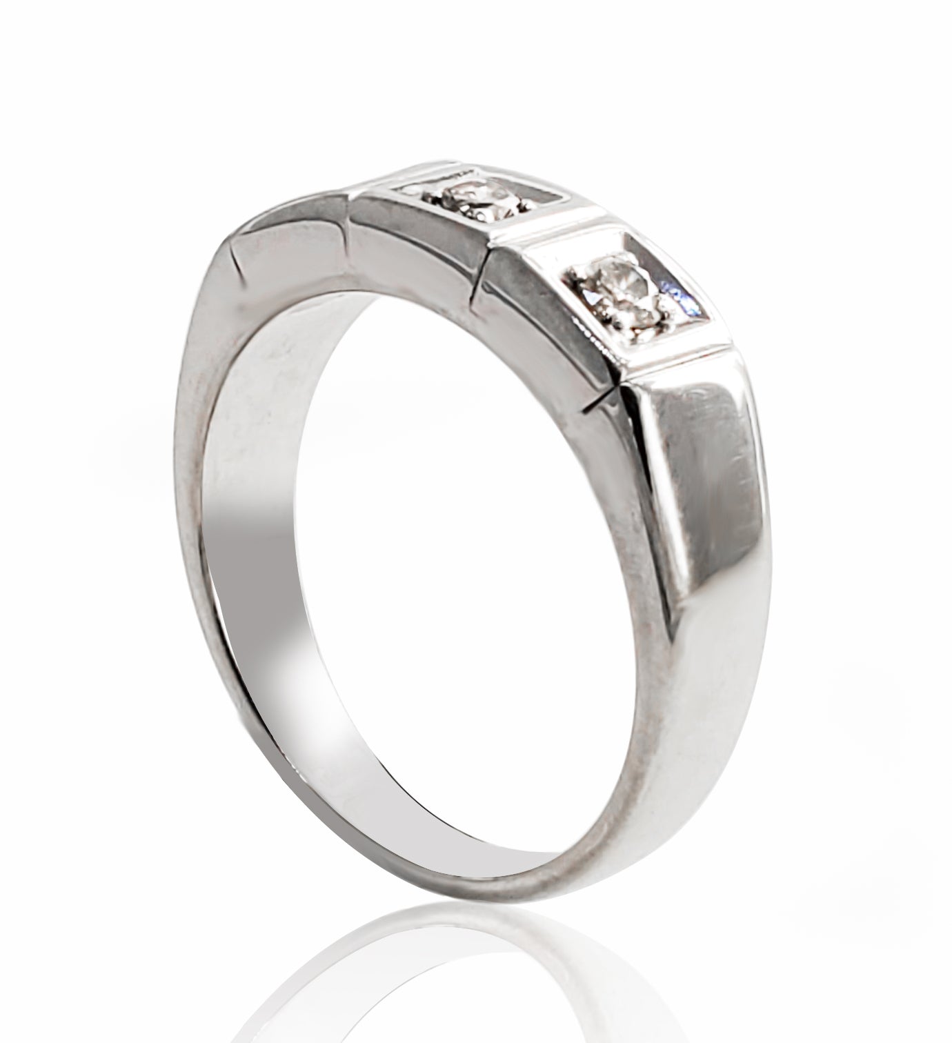 טבעת זהב לבן 18 קארט עם שלושה יהלומים