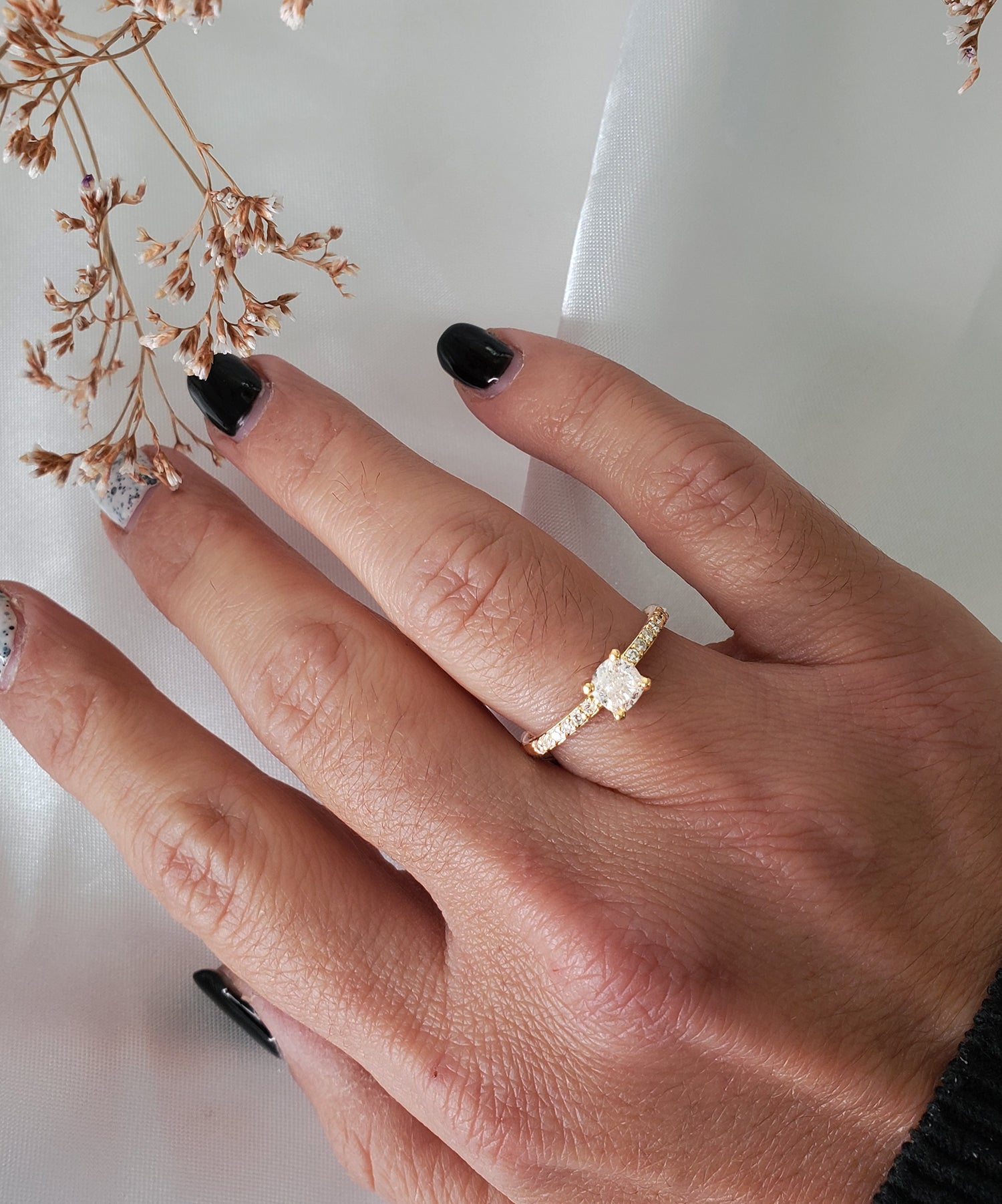 טבעת זהב עם יהלום מרכזי ויהלומים קטנים מסביב