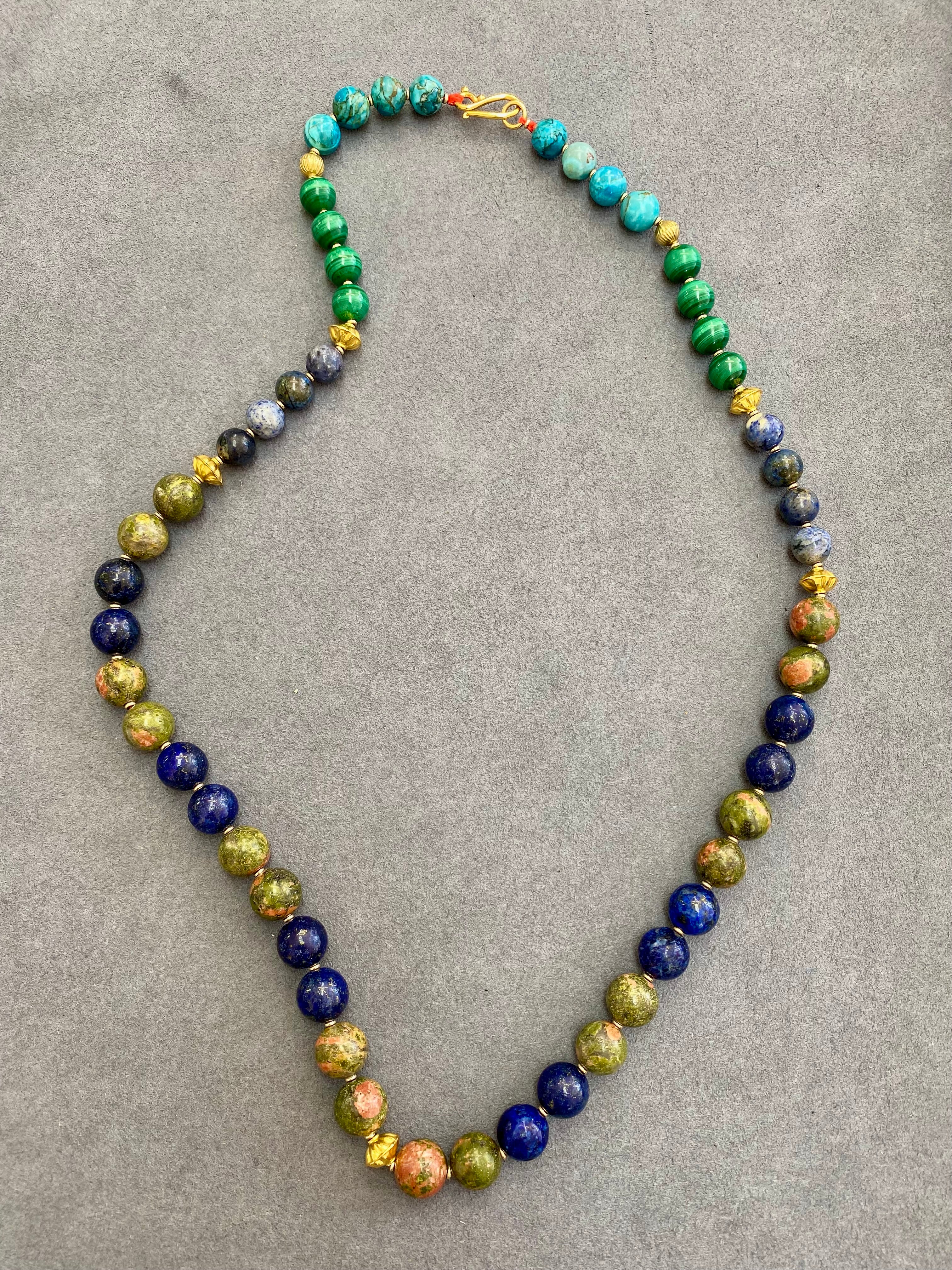 שרשרת מאלה חרוזי לאפיס טורקיז מלכית וחרוזי זהב