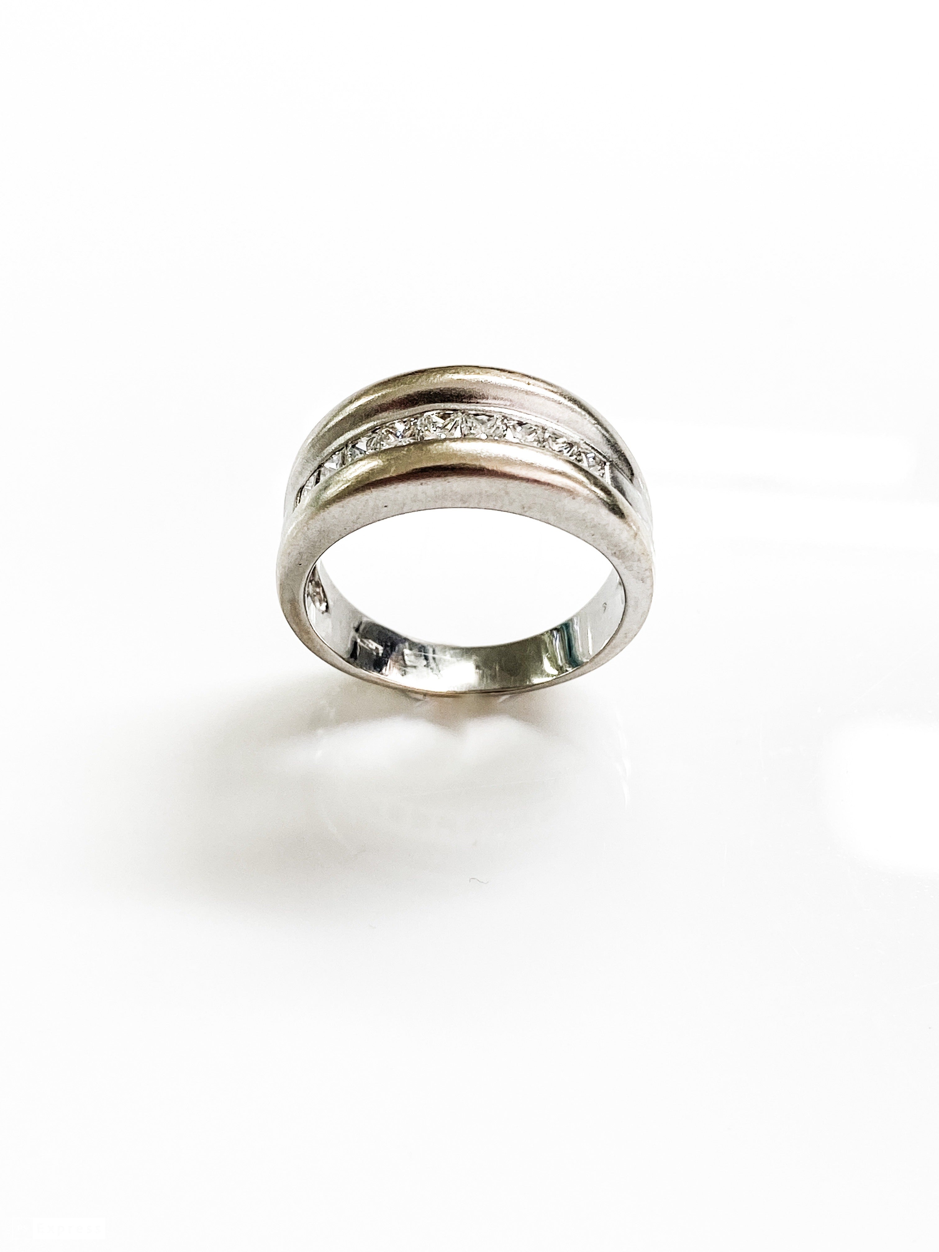 טבעת 18 קארט עם שורת יהלומים
