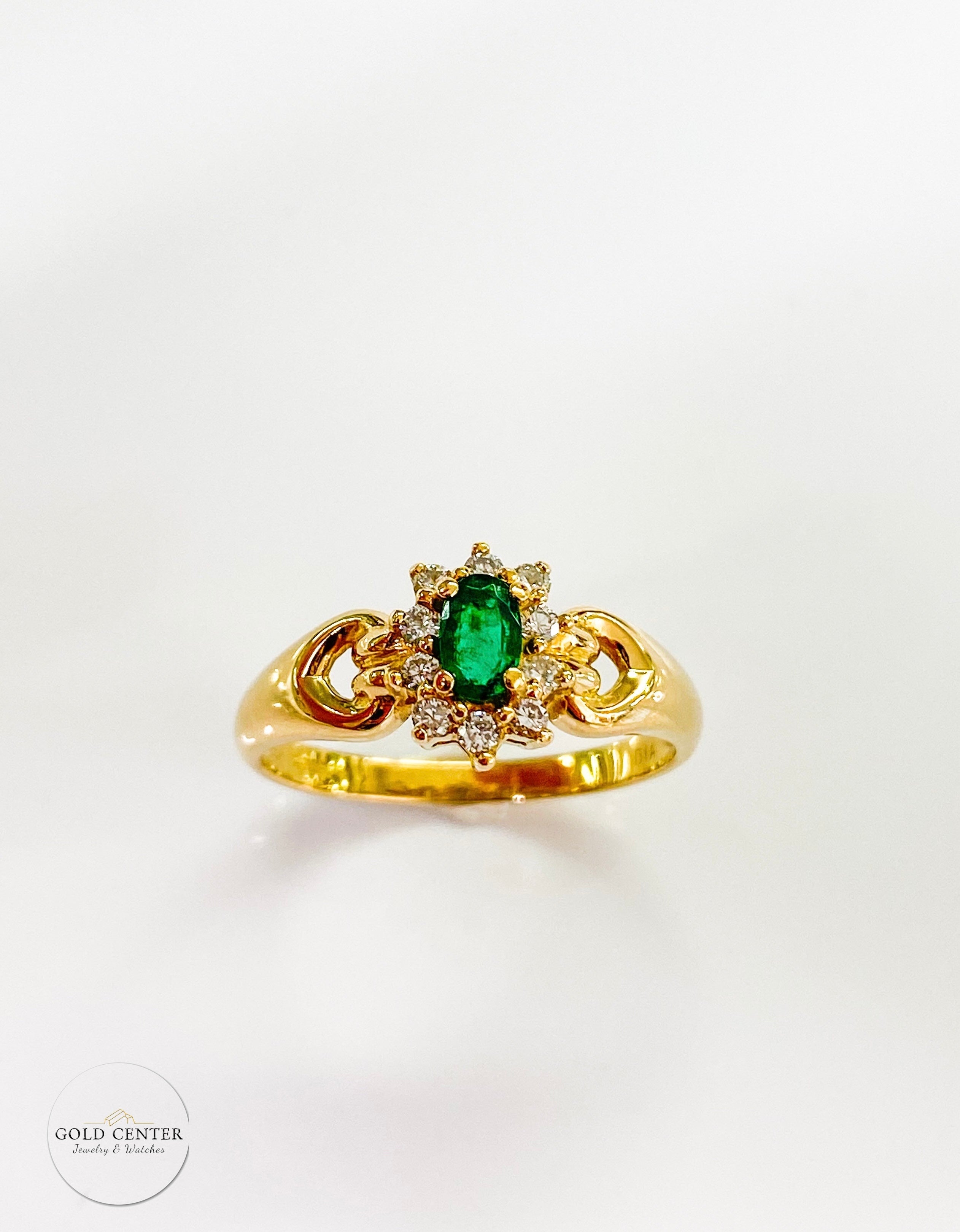 טבעת זהב צהוב 18 קארט בצורת פרח אבן מרכזית אמרלד טבעית מסביב שיבוץ יהלומים
