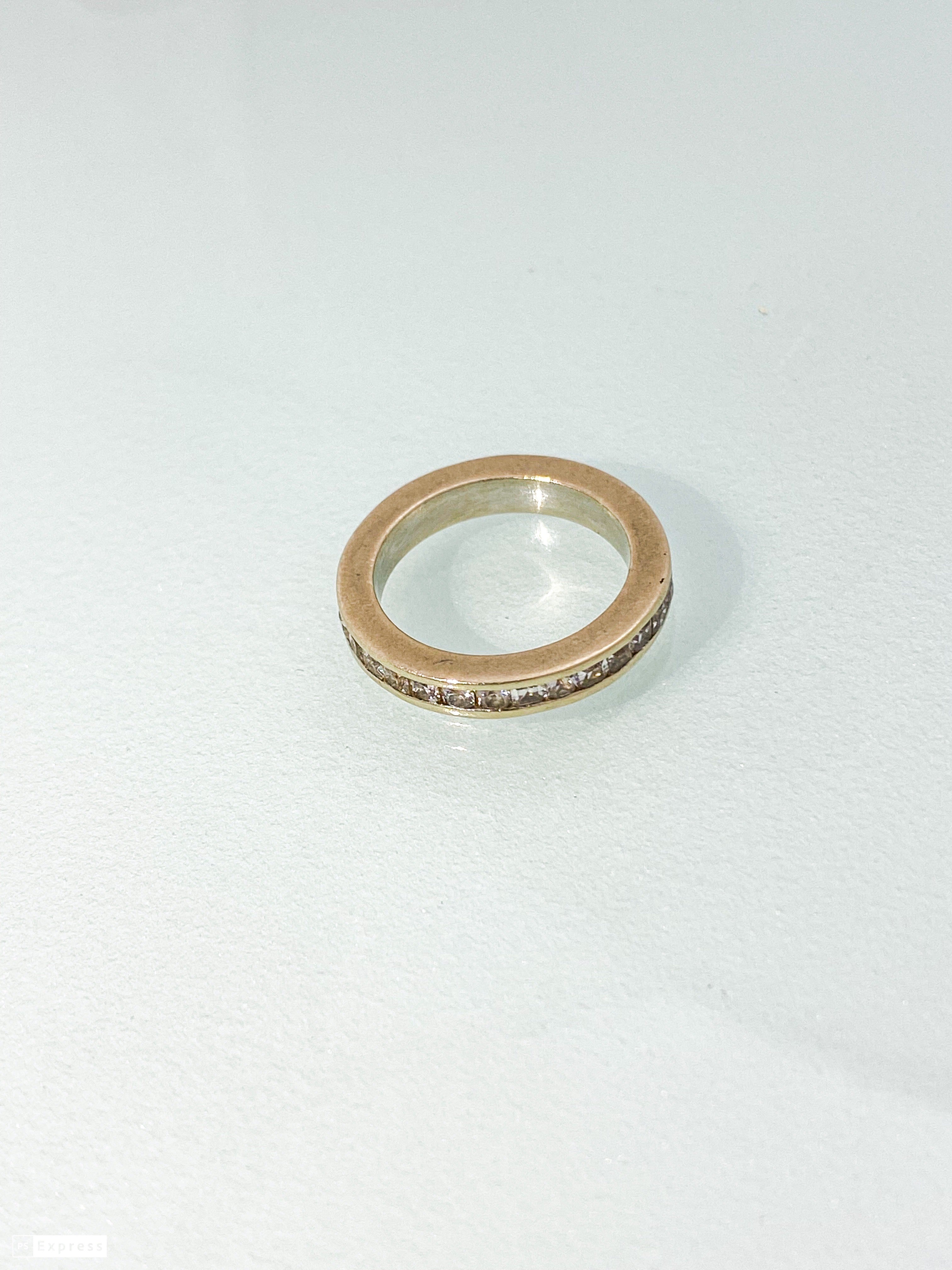 טבעת חישוק זהב 14 קארט משובצת זירקונים