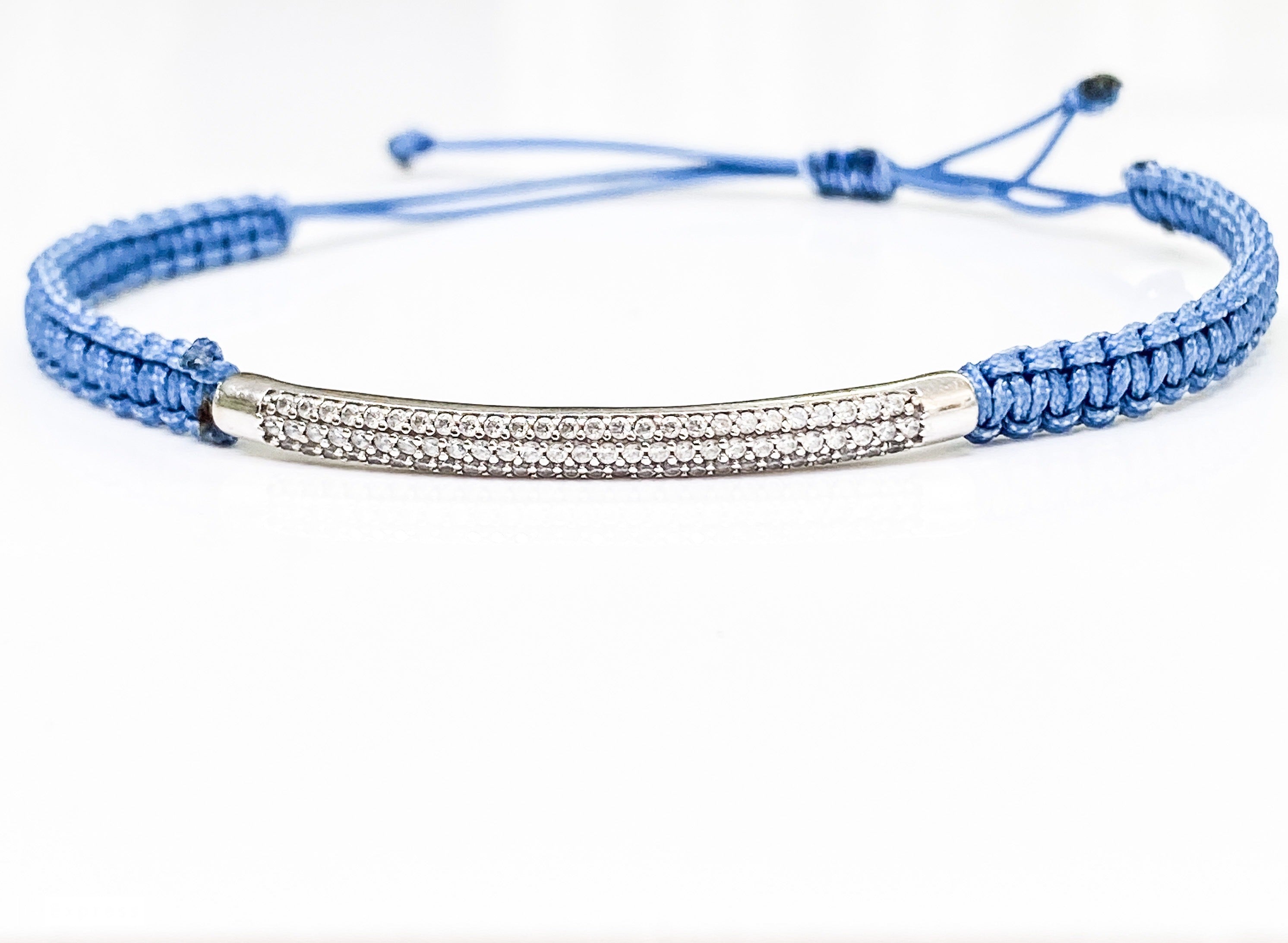 צמיד חוט קשירה כחול עם פלטת שורות זירקונים זהב לבן 14 קארט