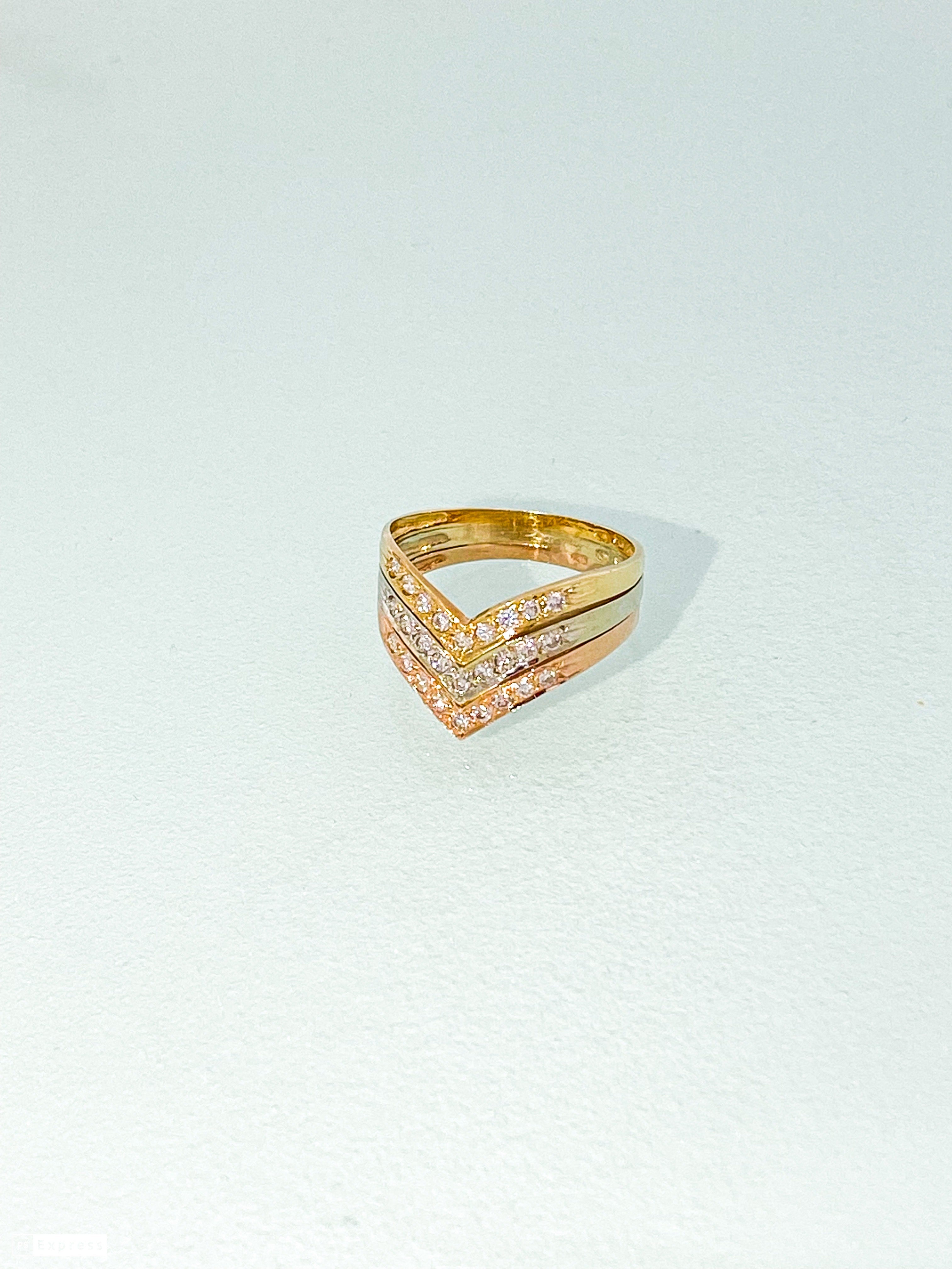 טבעת 14 קארט וי מחוברת משלוש טבעות משולבת 3 צבעים זהב צהב לבן ואדום משובצת יהלומים