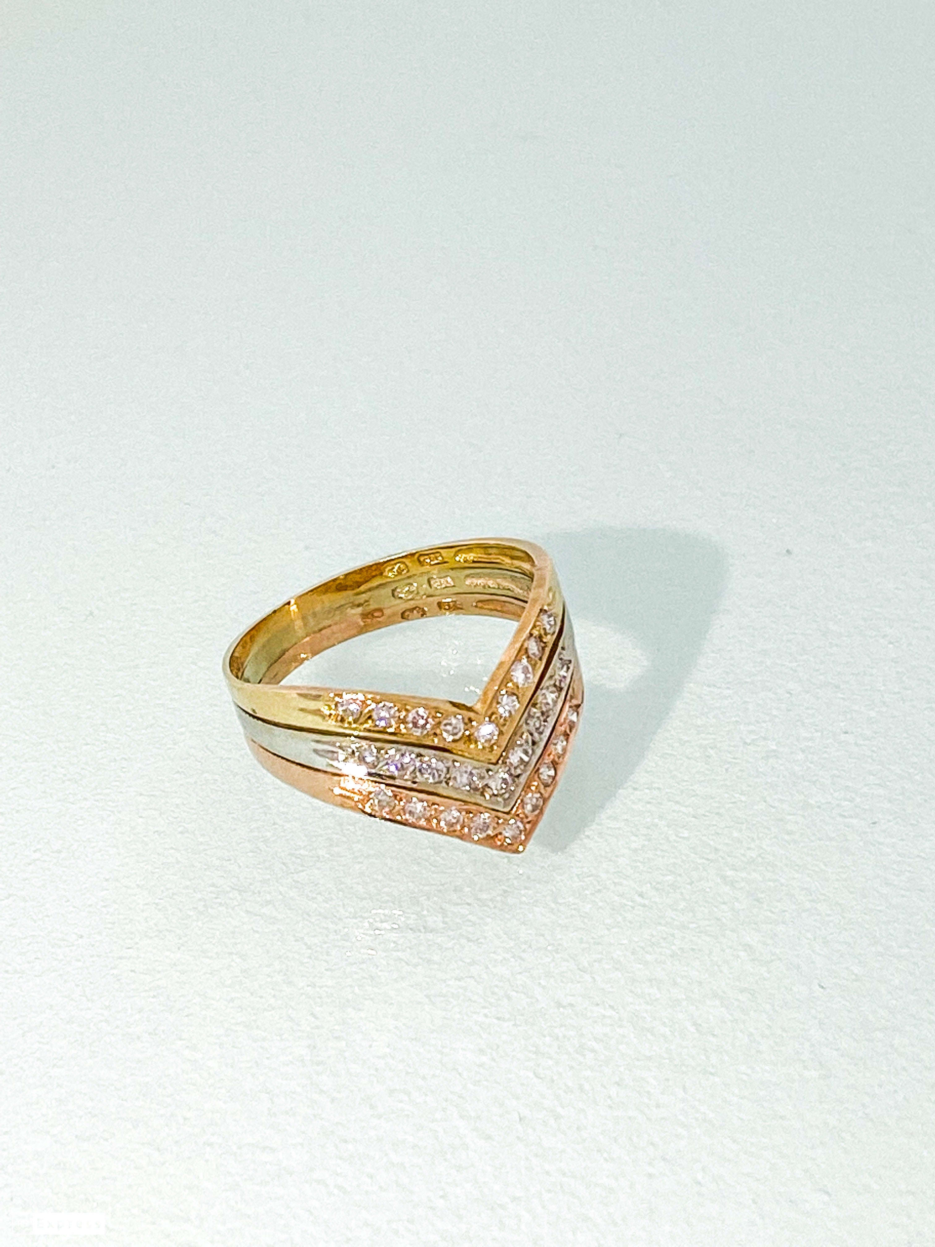 טבעת 14 קארט וי מחוברת משלוש טבעות משולבת 3 צבעים זהב צהב לבן ואדום משובצת יהלומים