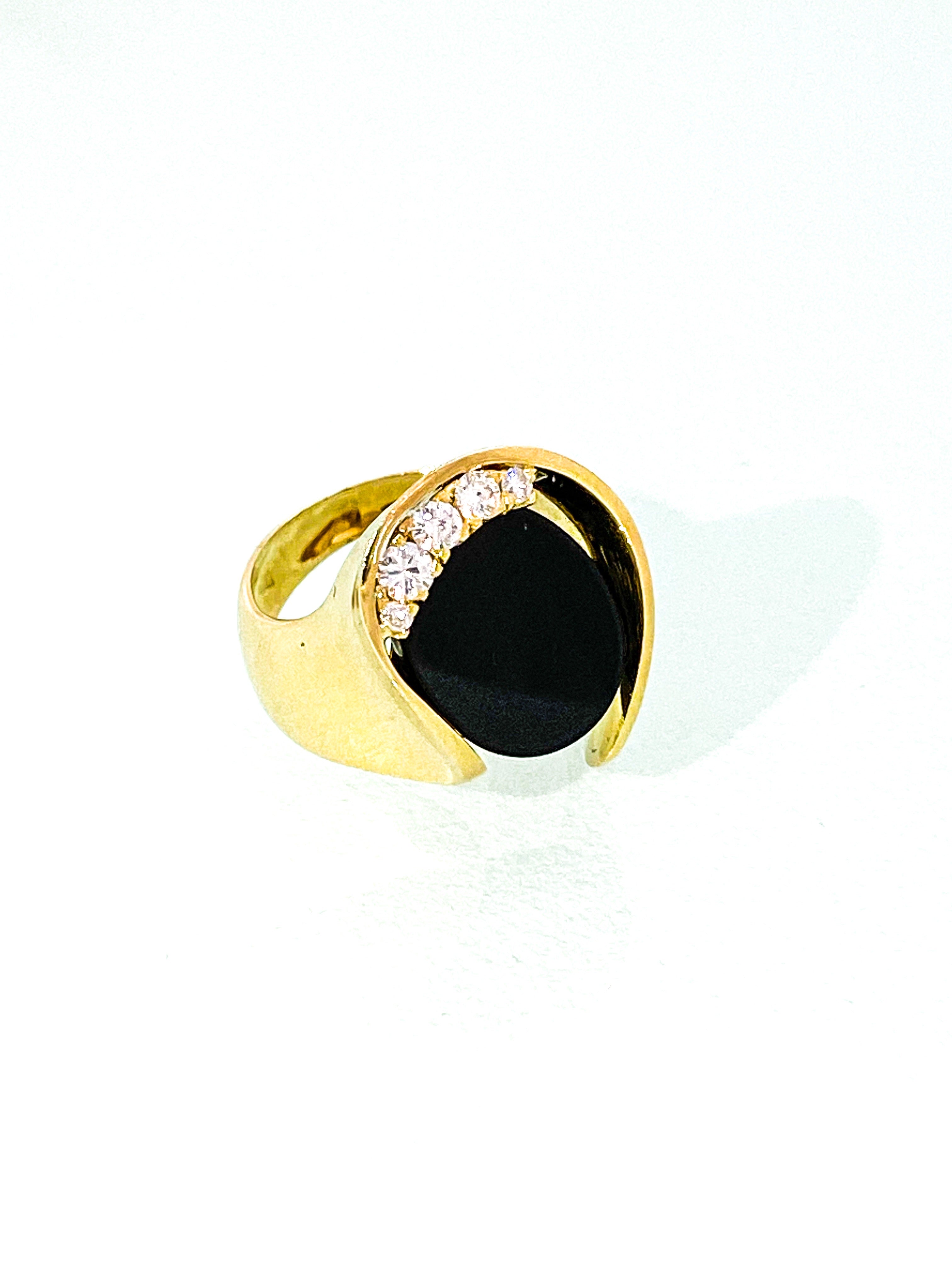 טבעת זהב 18 קארט אבן מרכזית אוניקס ויהלומים