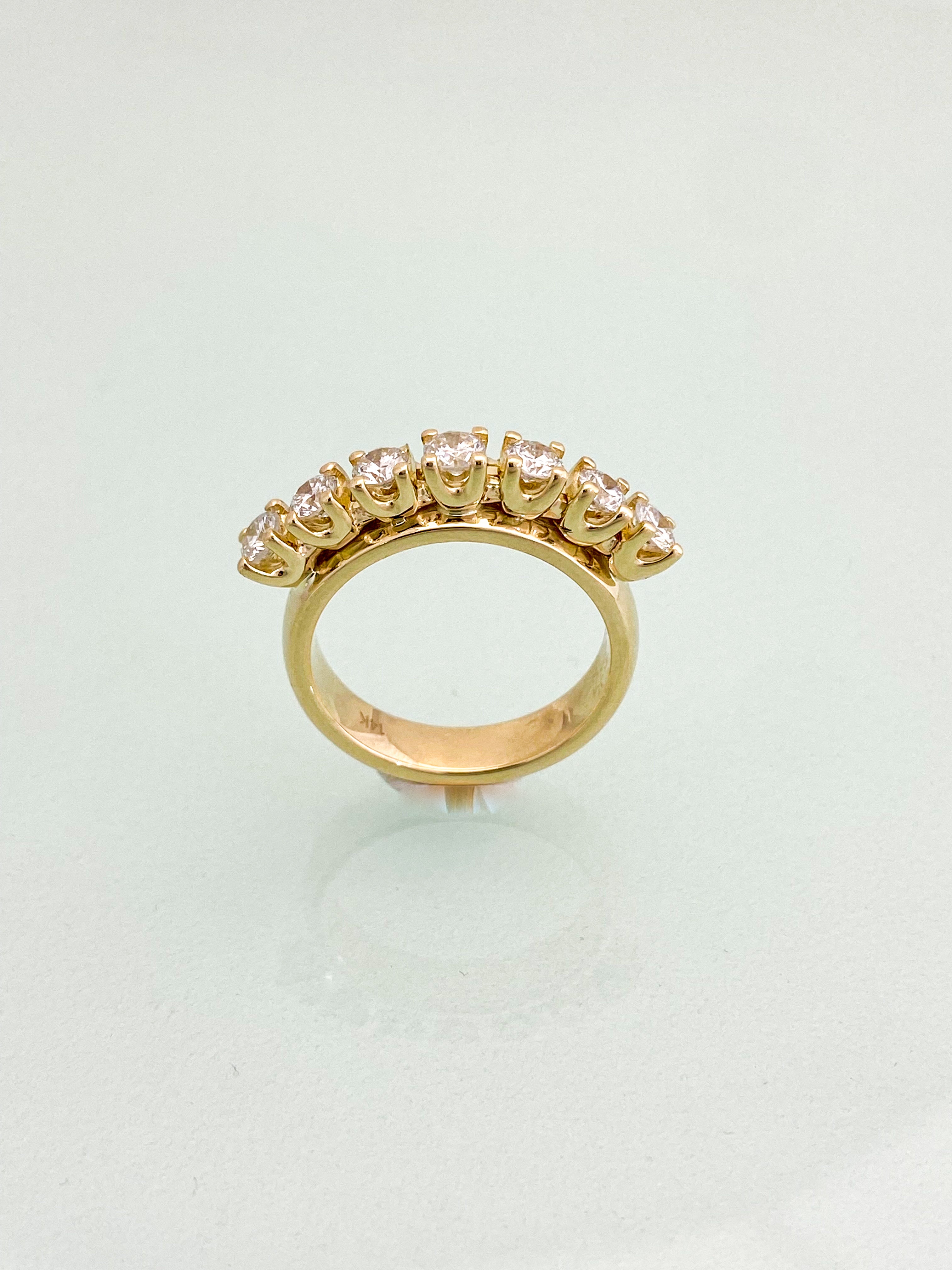 טבעת "כתר" עבה 14 קארט משובצת 7 יהלומים