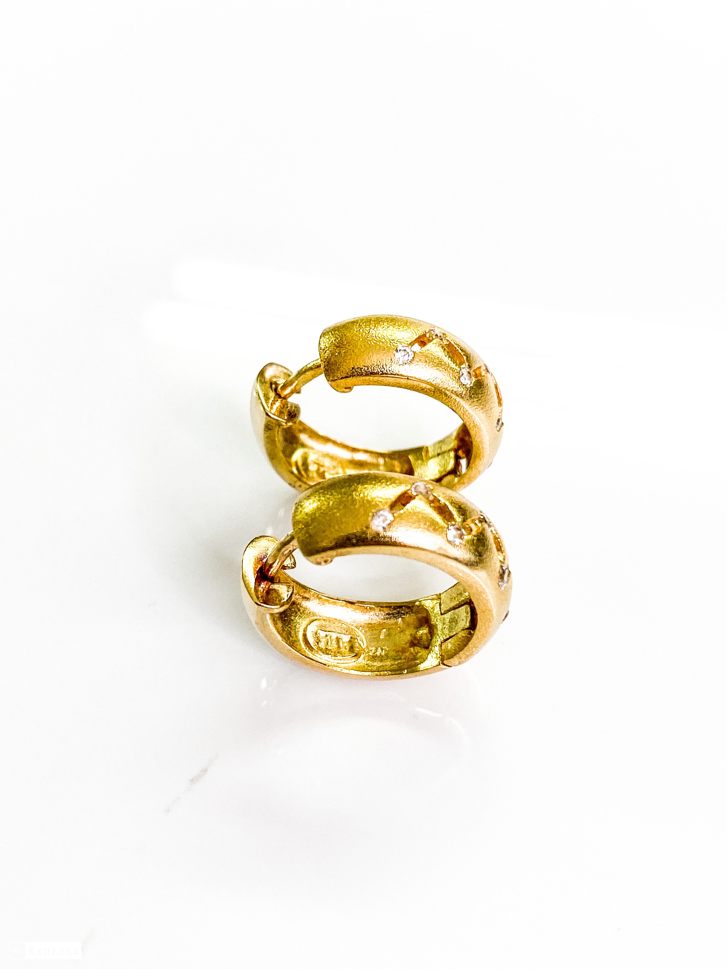 עגילי זהב חישוק עבה עם שיבוץ זירקונים