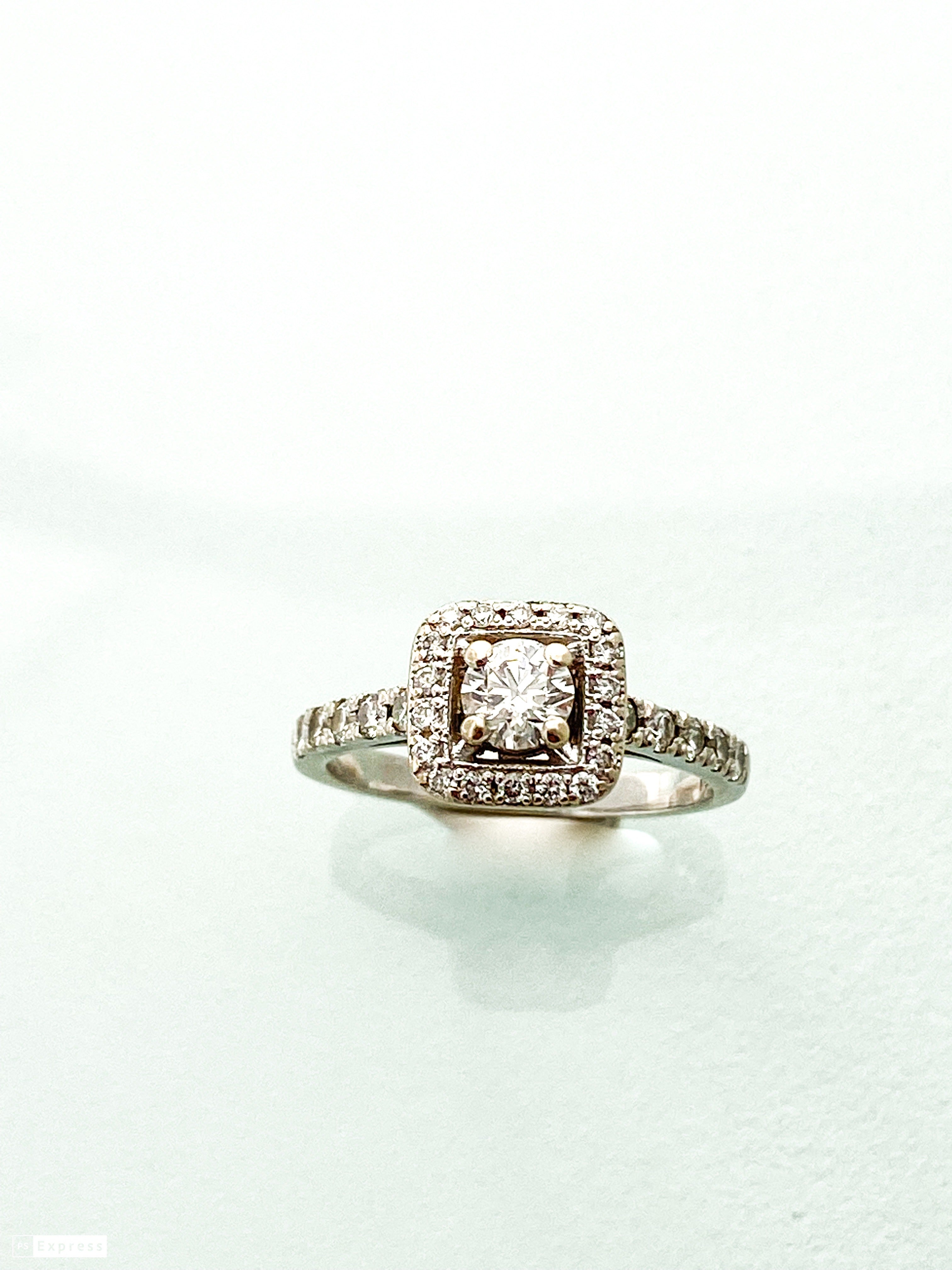 טבעת מרובעת זהב לבן 14 קארט אבן מרכזית יהלום ומסביב שיבוץ יהלומים חצי חישוק