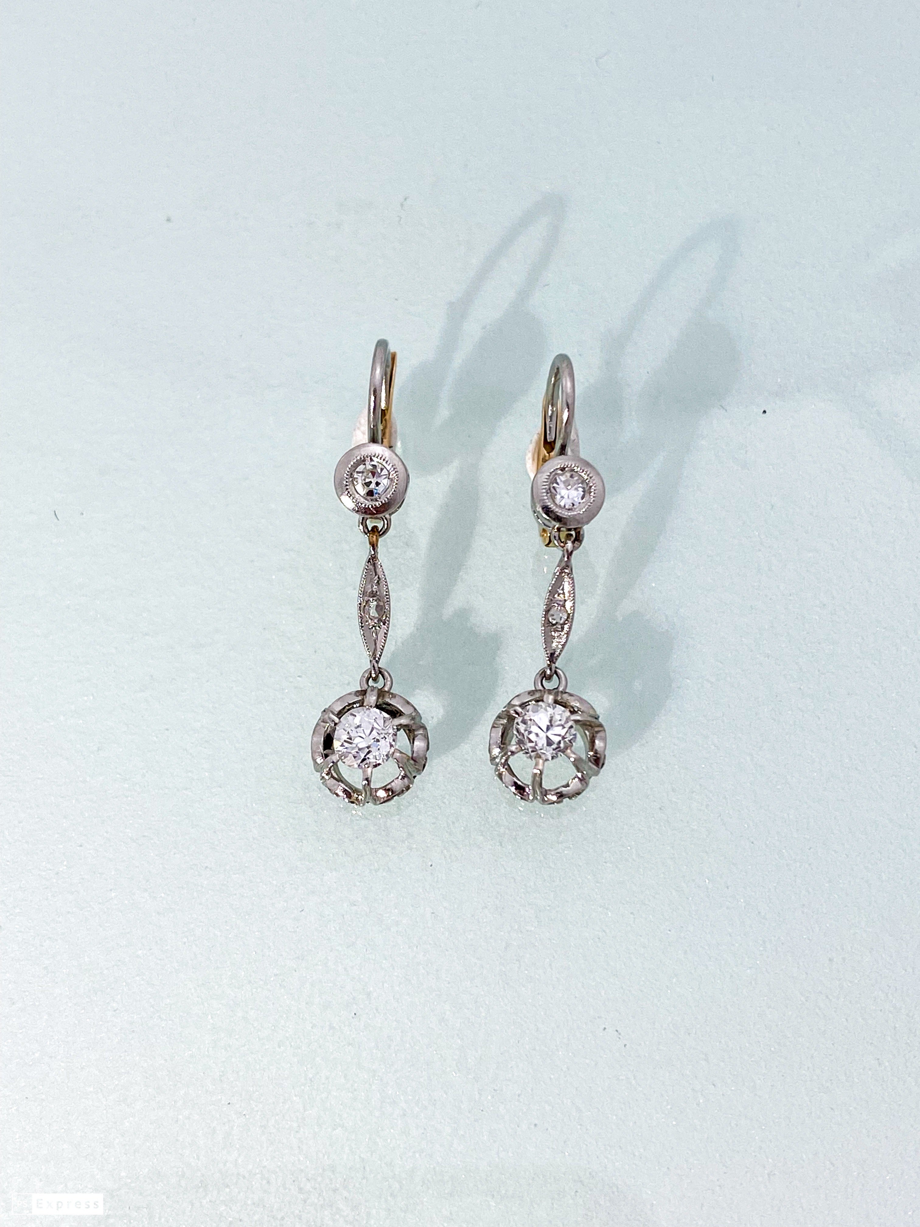 עגילים נופלים זהב 18 קארט מעוצבים עם שיבוץ יהלומים