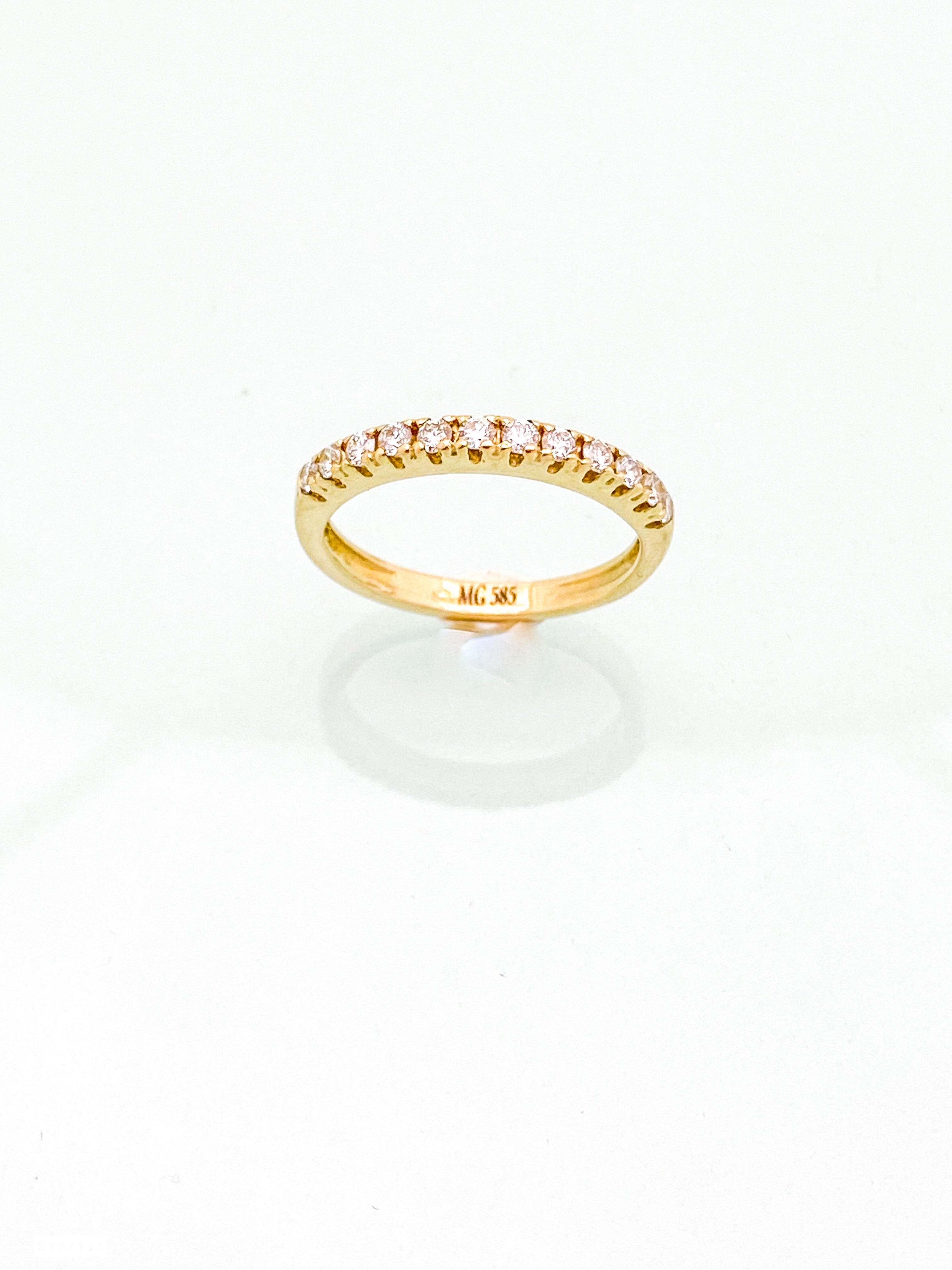 טבעת דקה זהב צהוב 14 קארט משובצת חצי חישוק יהלומים