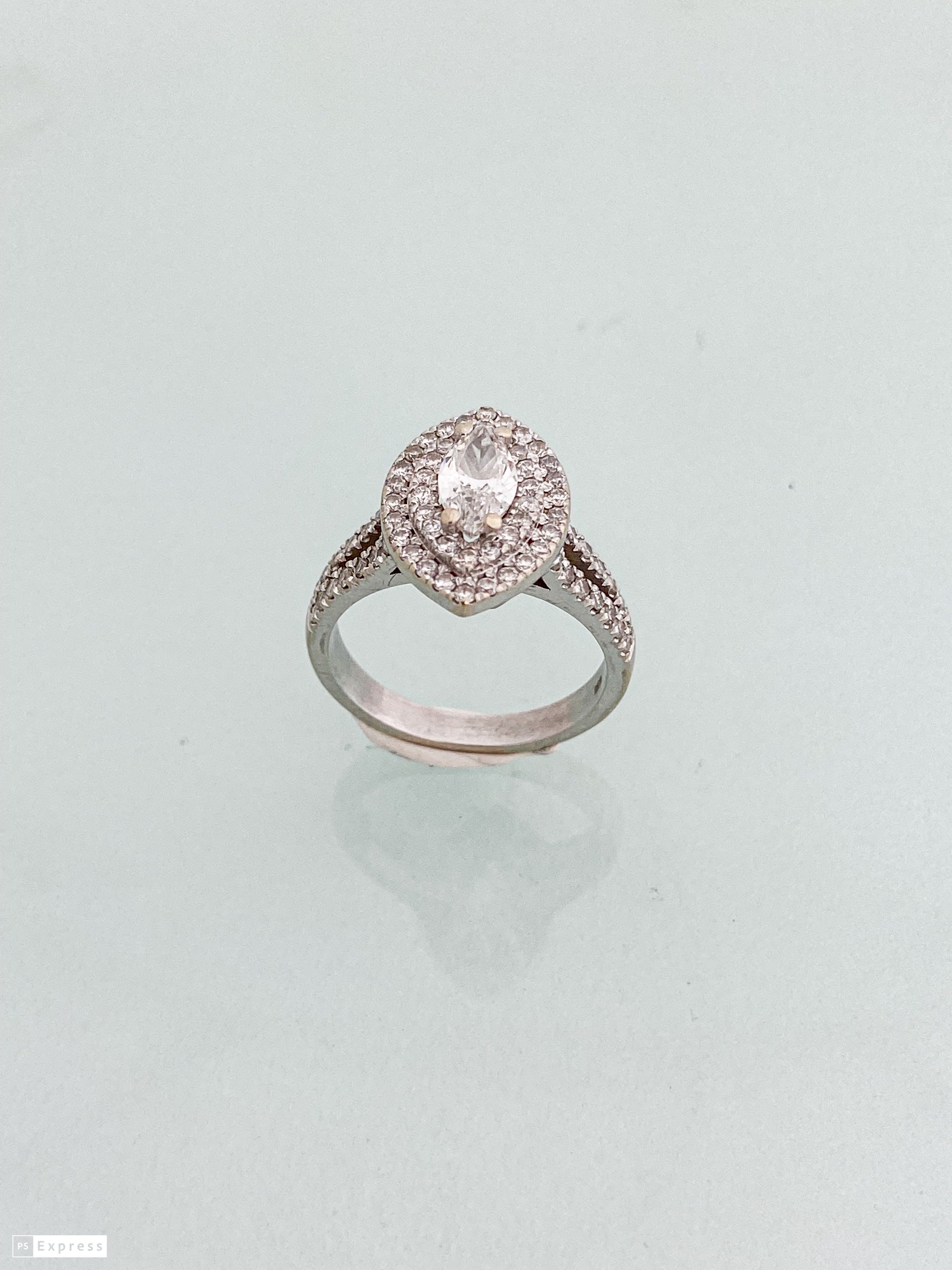 טבעת זהב לבן בצורת טיפה אבן מרכזית יהלום מרקיזה ומסביב שיבוץ יהלומים