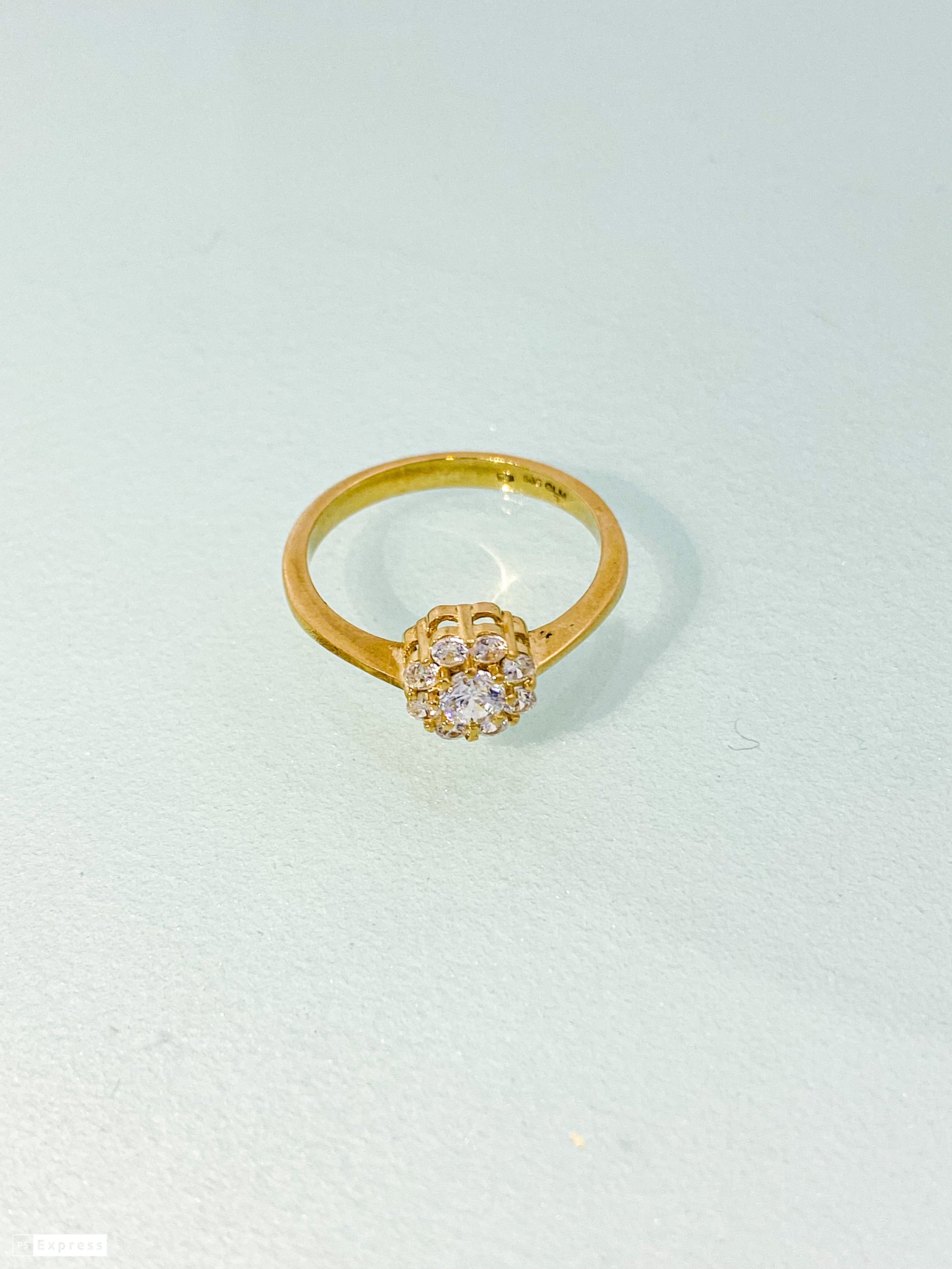 טבעת זהב צהוב 14 קארט עם פרח משובץ זירקונים