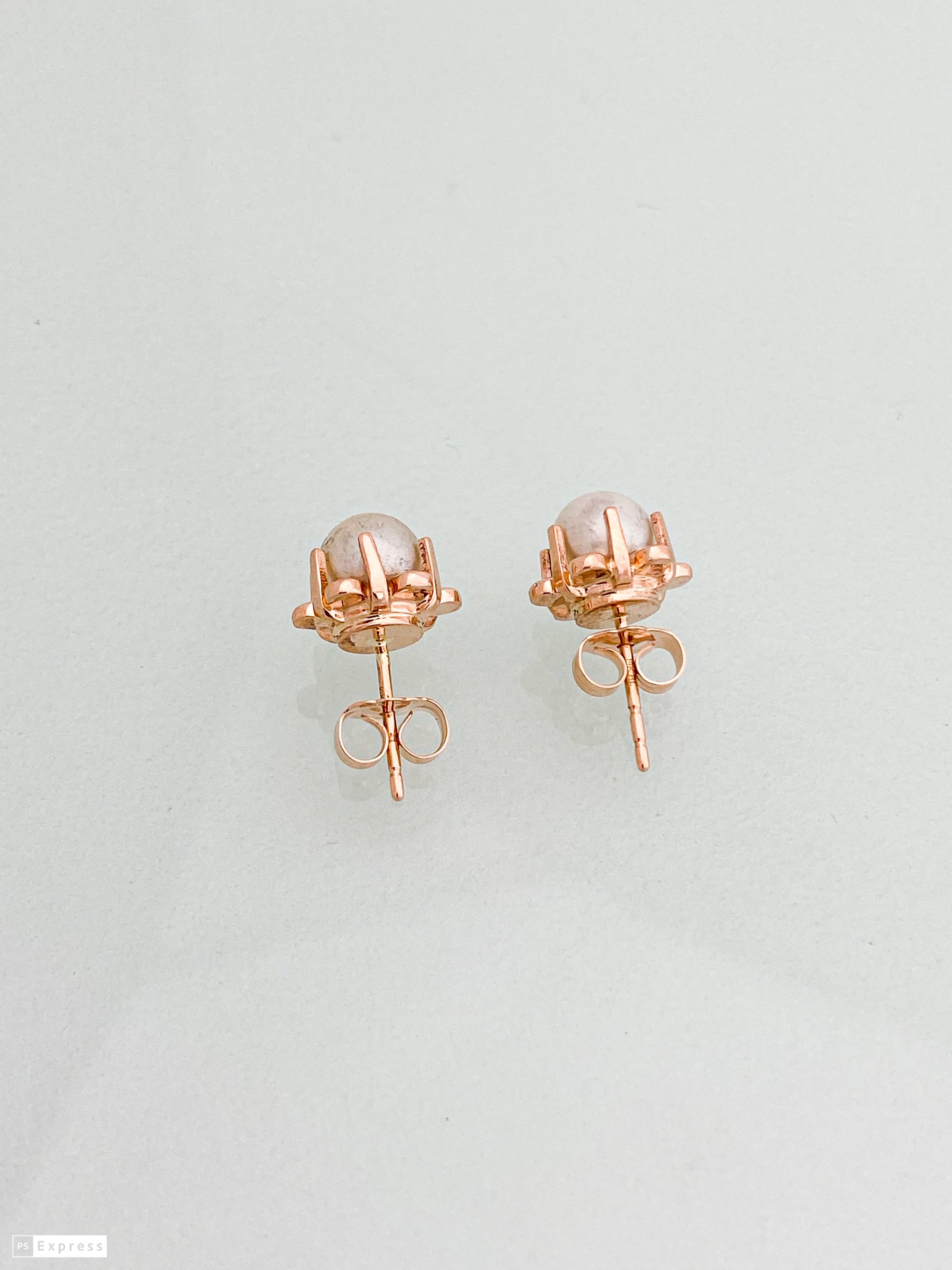 עגילי רוז גולד 14 קארט בצורת פרח עם פנינה במרכז