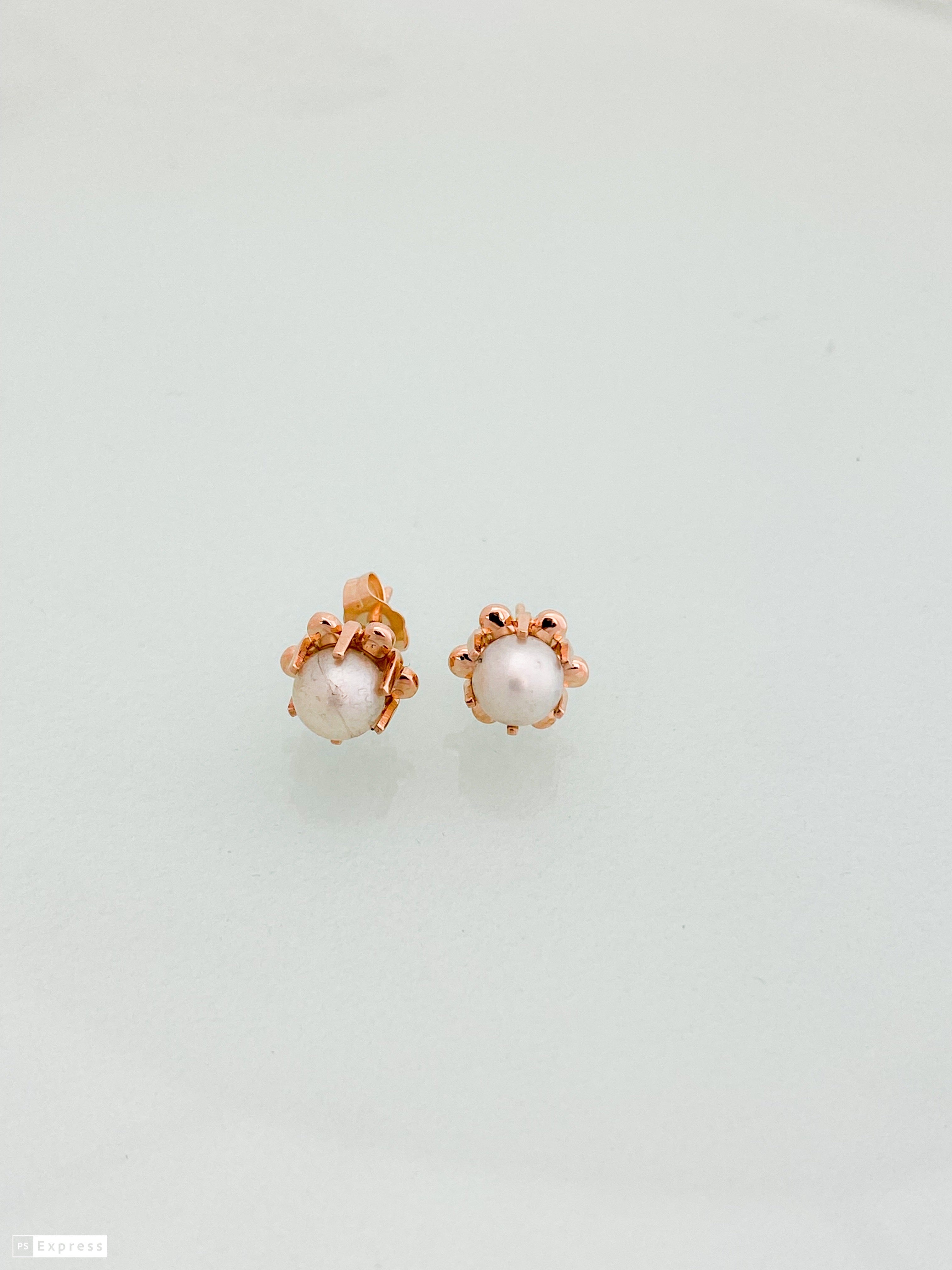 עגילי רוז גולד 14 קארט בצורת פרח עם פנינה במרכז