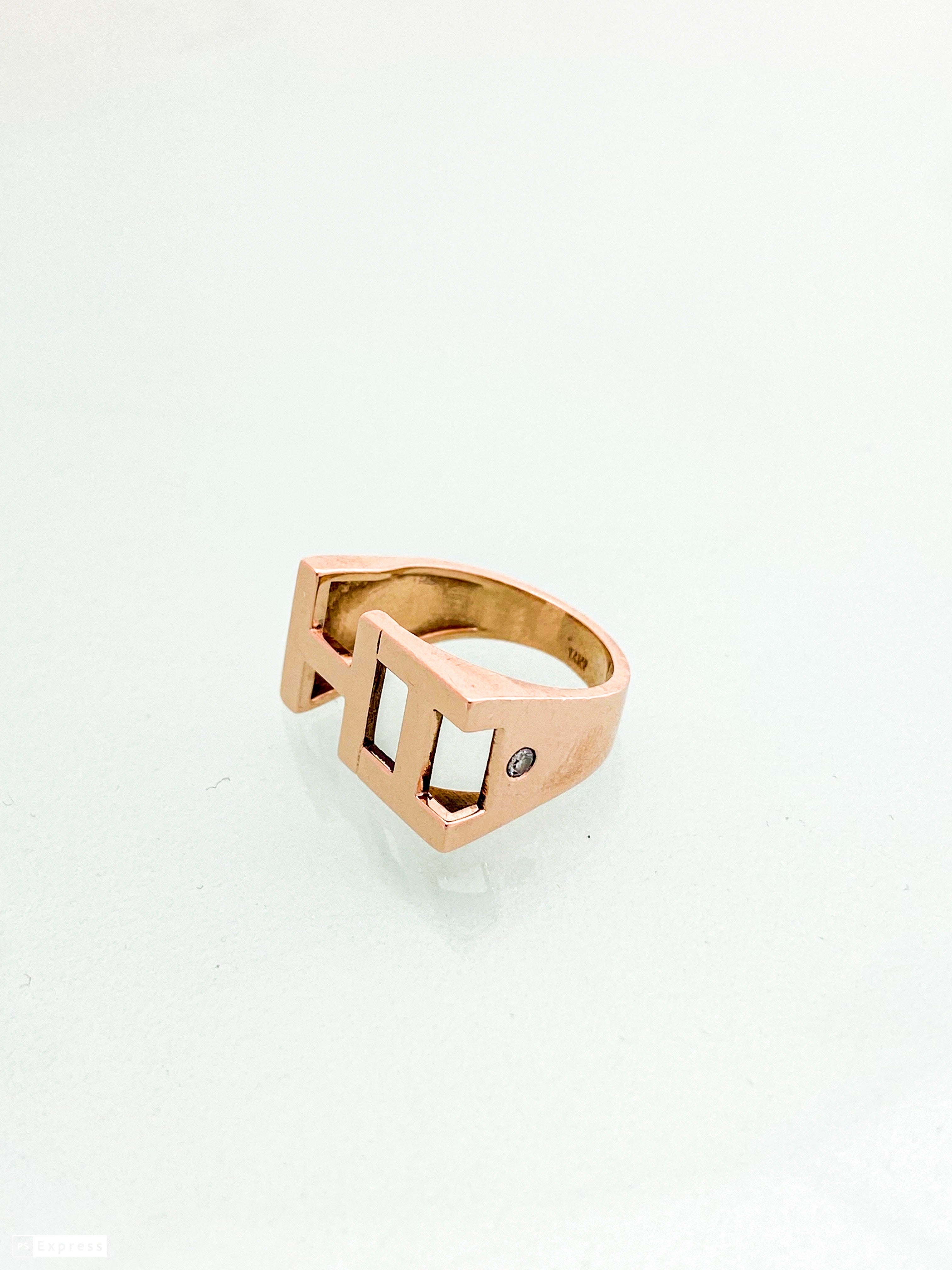 טבעת רוז גולד 14 קארט כיתוב באנגלית ושיבוץ יהלום בצדHI