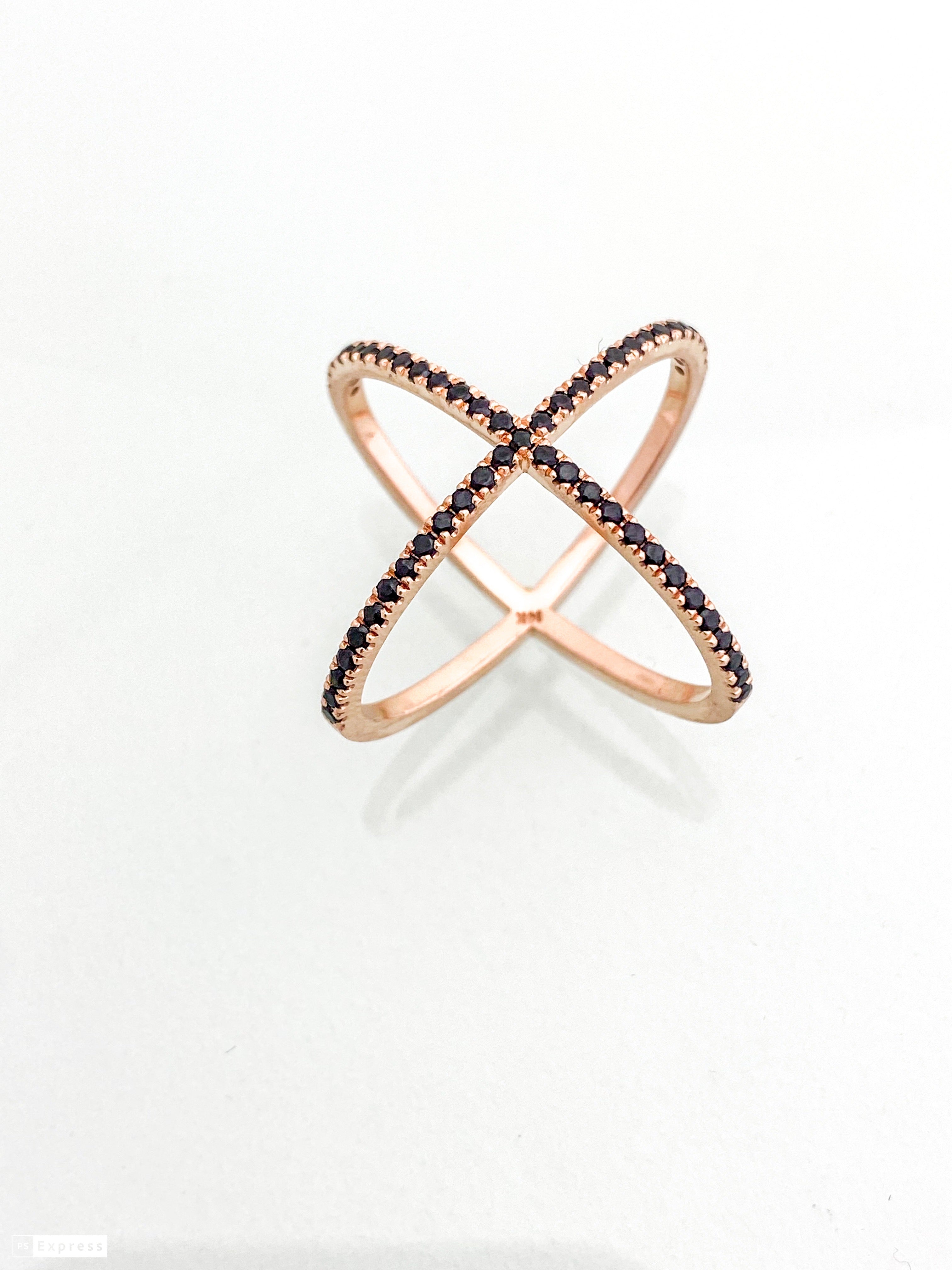 טבעת איקס רוז גולד 14 קארט משובצת זירקונים שחורים