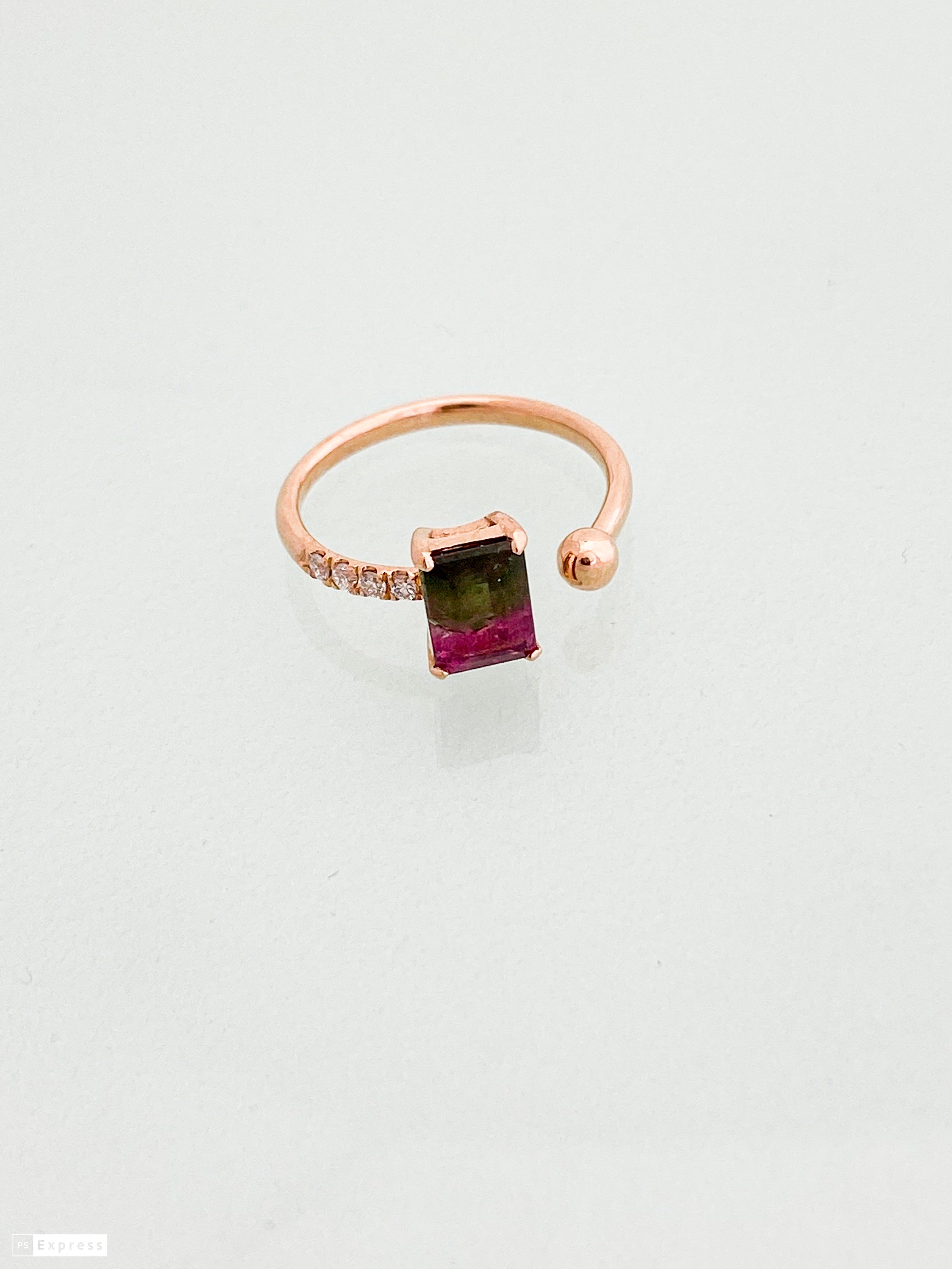 טבעת פתוחה רוז גולד 14 קארט אבן חן מלבנית ובצד שיבוץ יהלומים