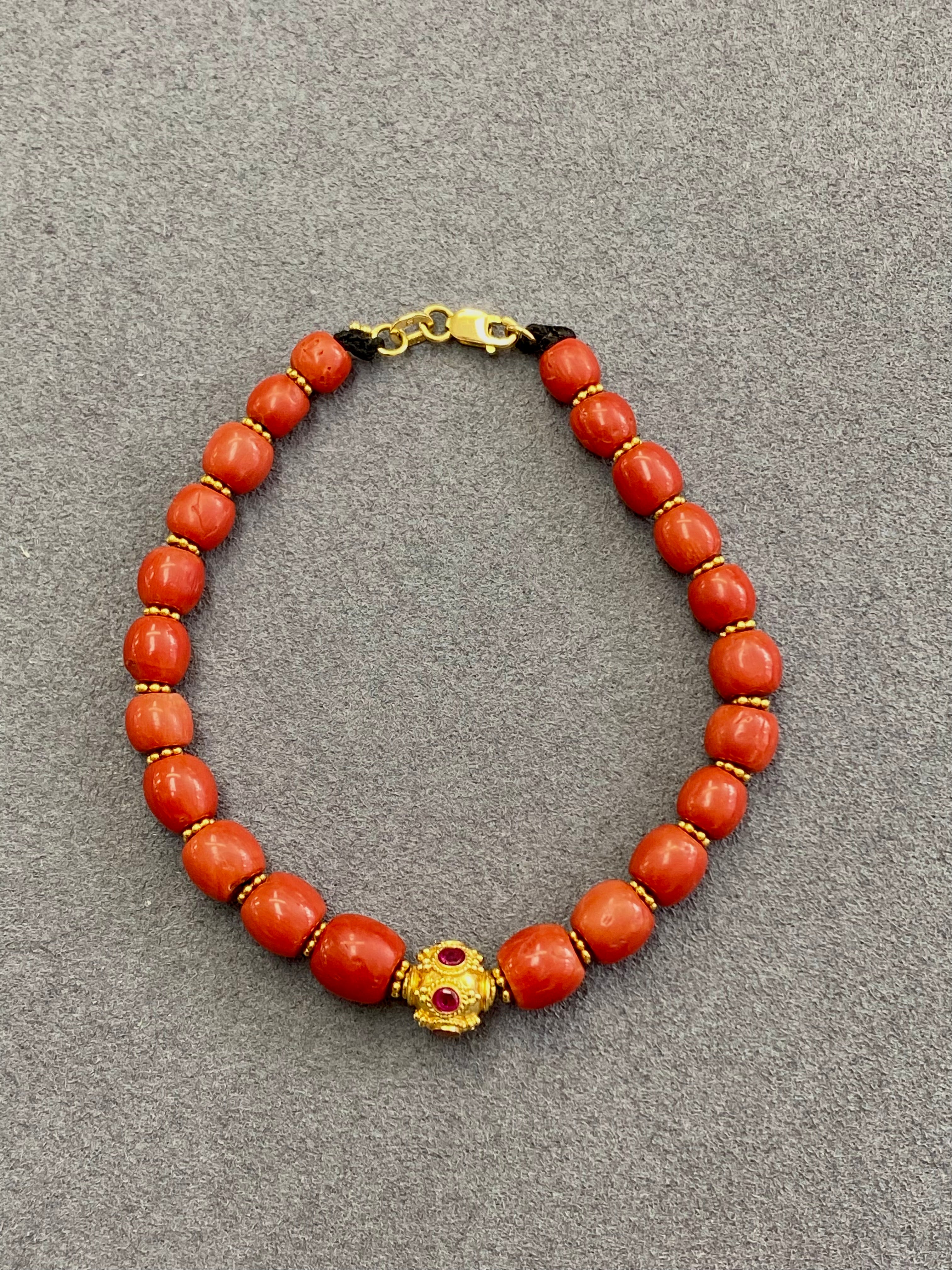 צמיד מאלה מאבני קורל טבעיות בשילוב חרוזי זהב 14 קארט