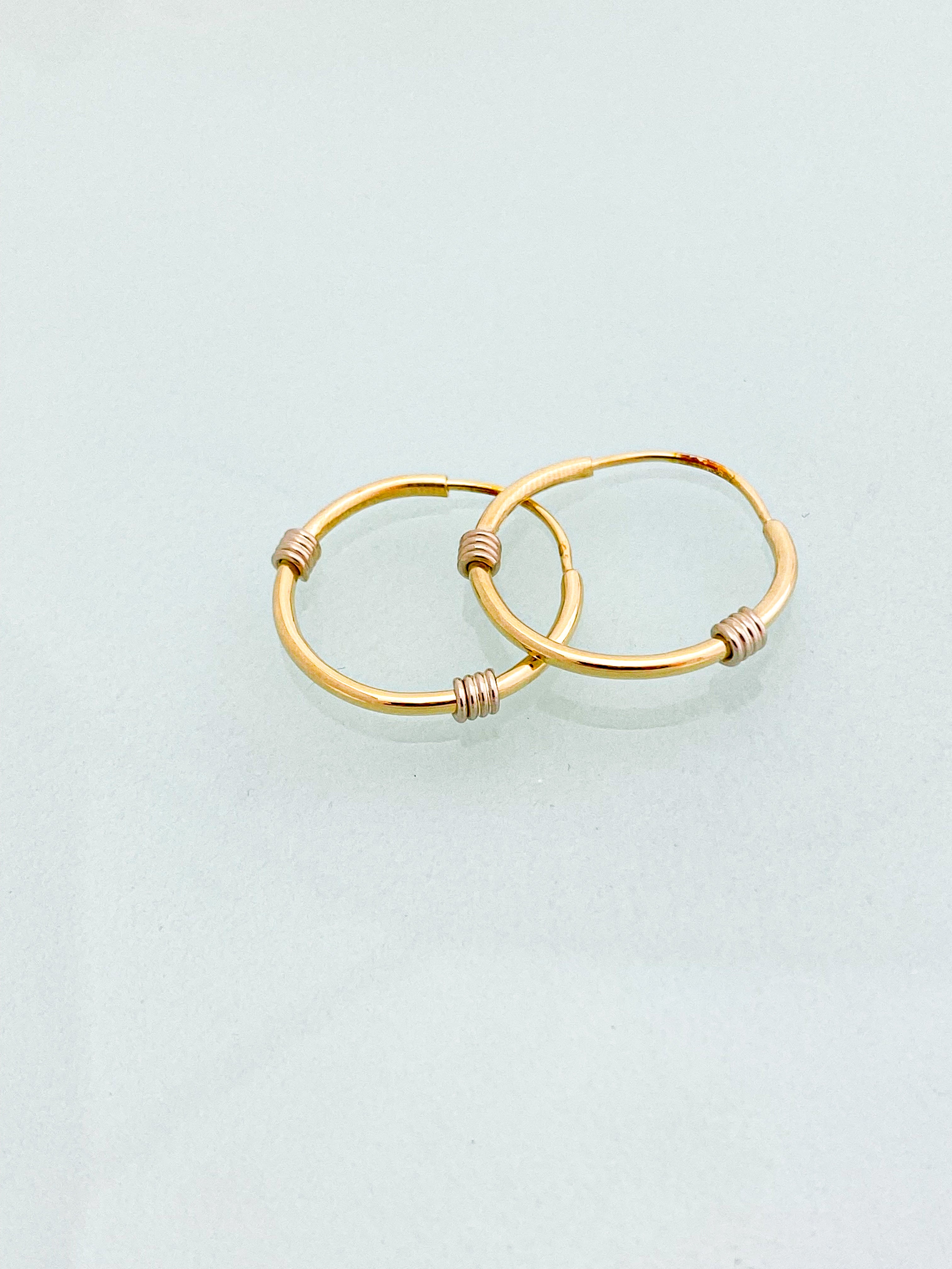 עגילי חישוק זהב 14 קארט עם חבלי זהב