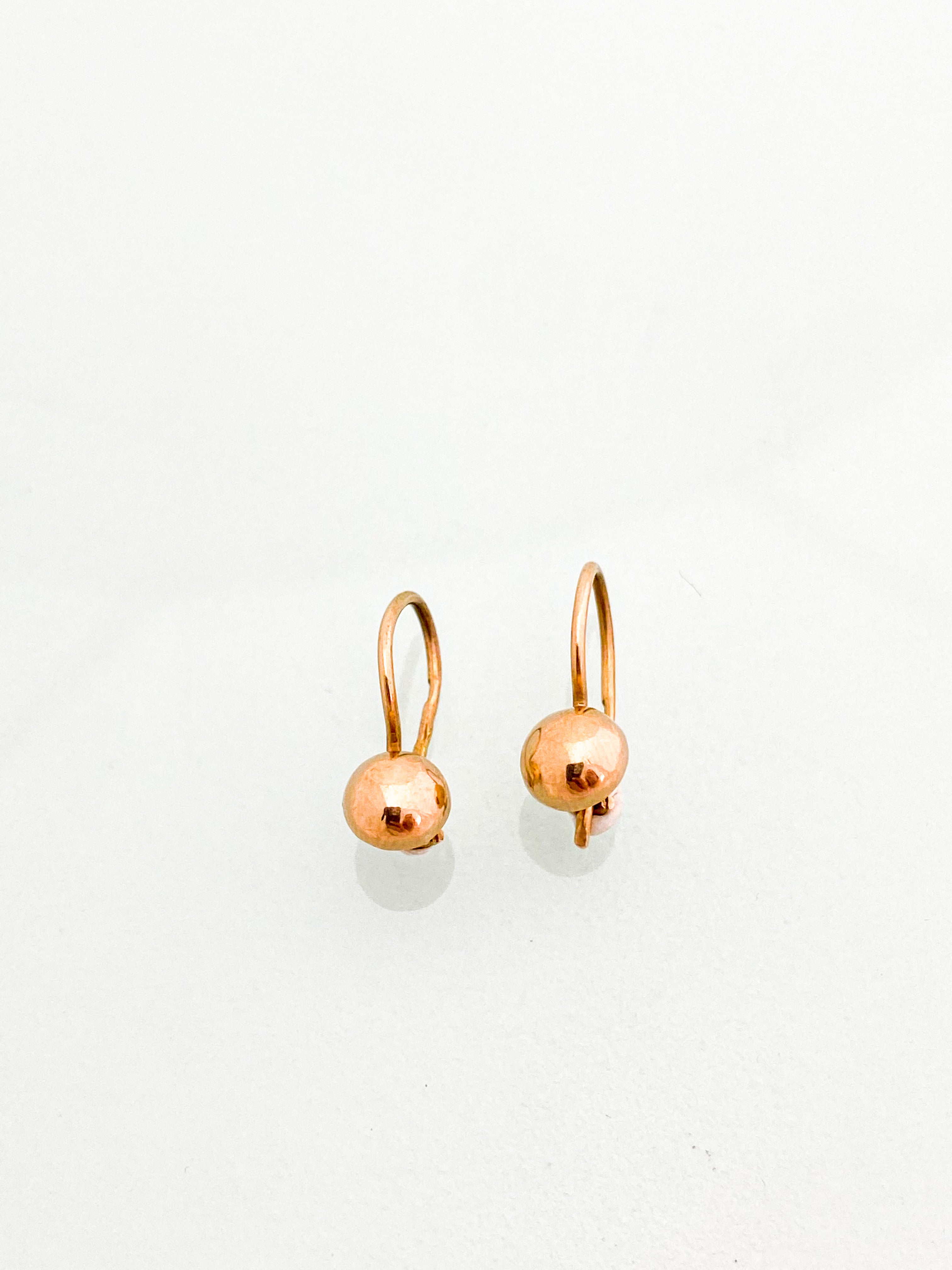 עגילי רוז גולד חצי כדור נופלים 14 קארט