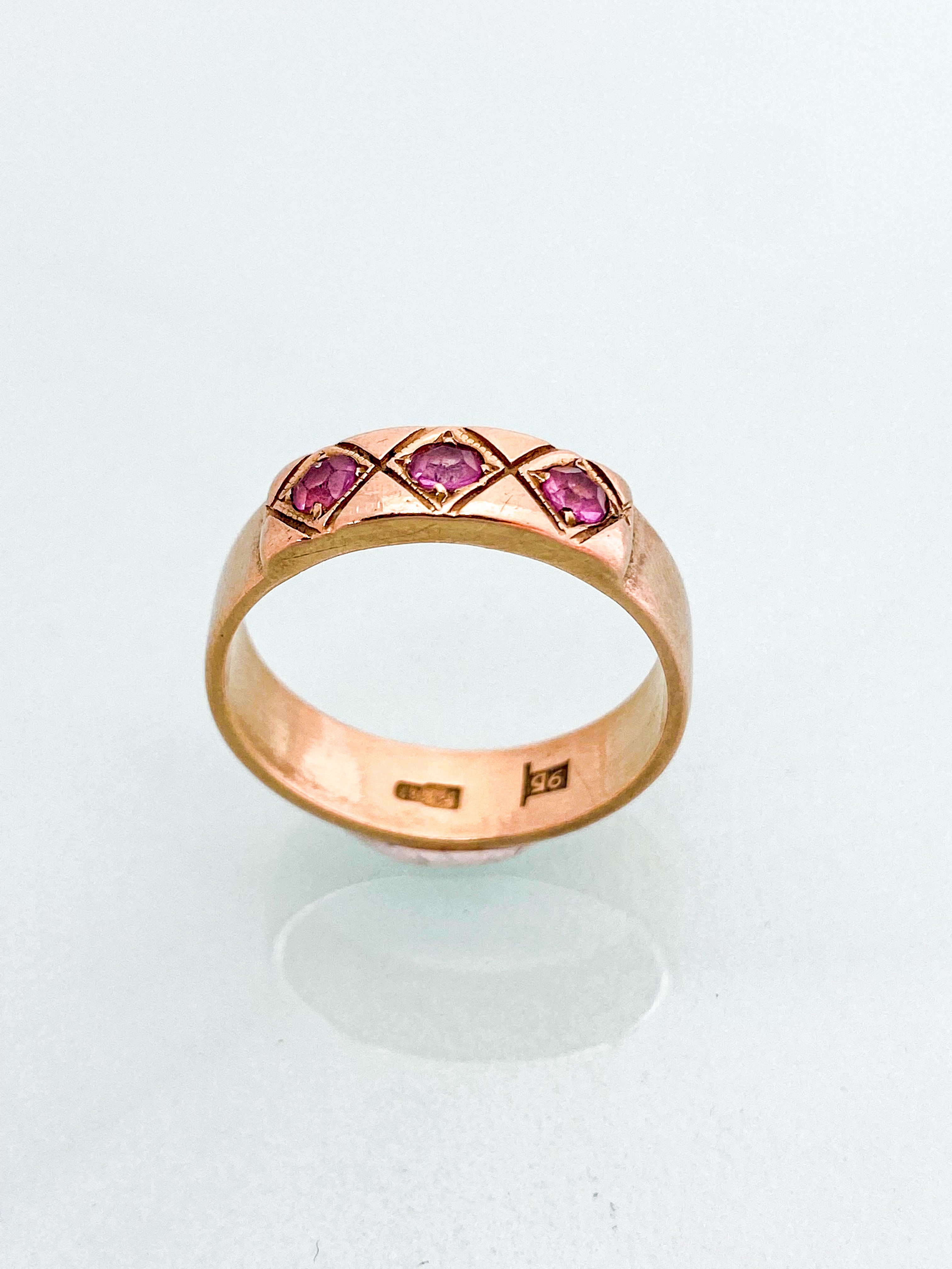 טבעת עבה רוז גולד 14 קארט עם 3 אבני חן ורודות במרכז