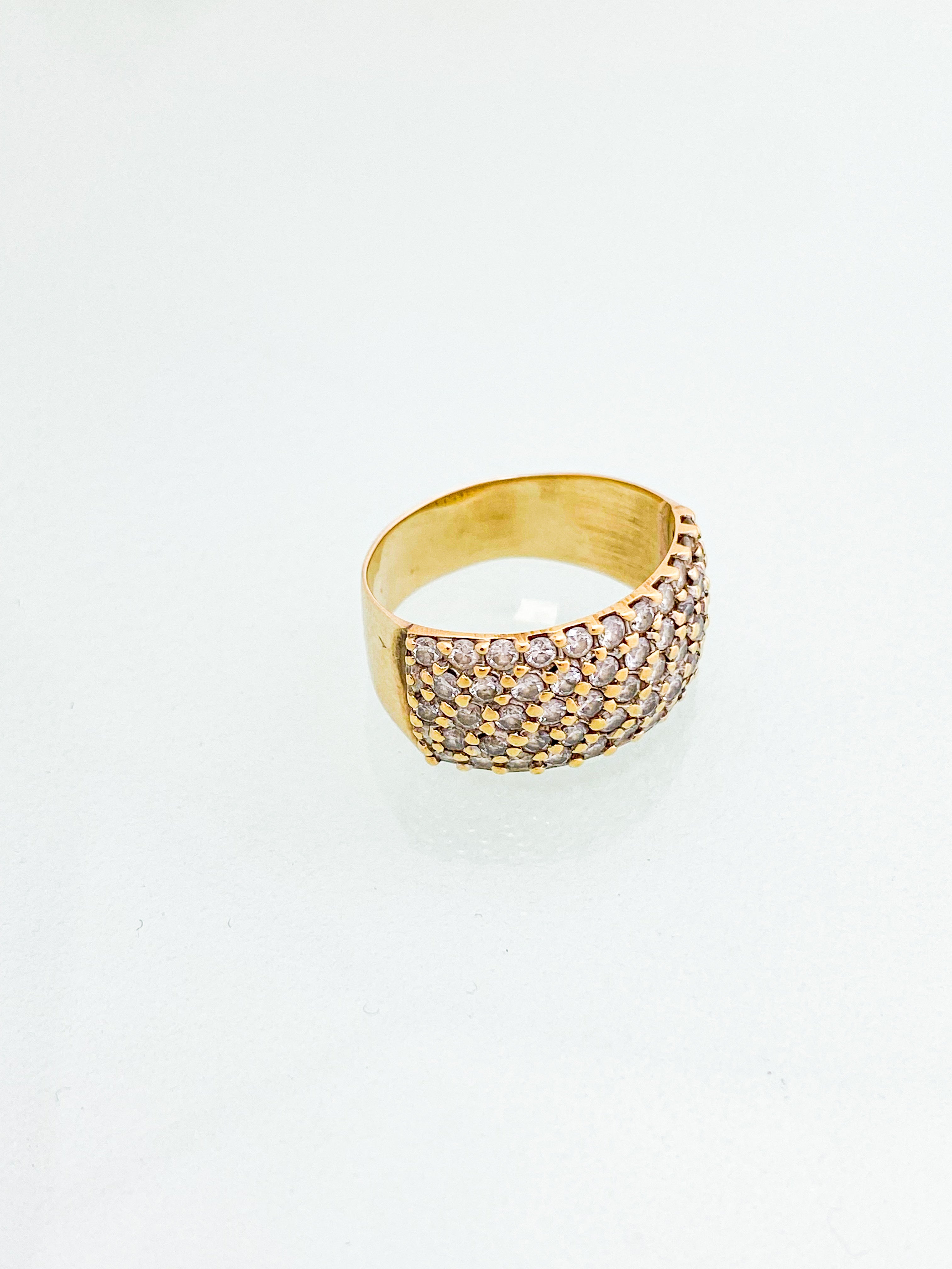 טבעת עבה זהב 14 קארט משובצת חצי חישוק ביהלומים