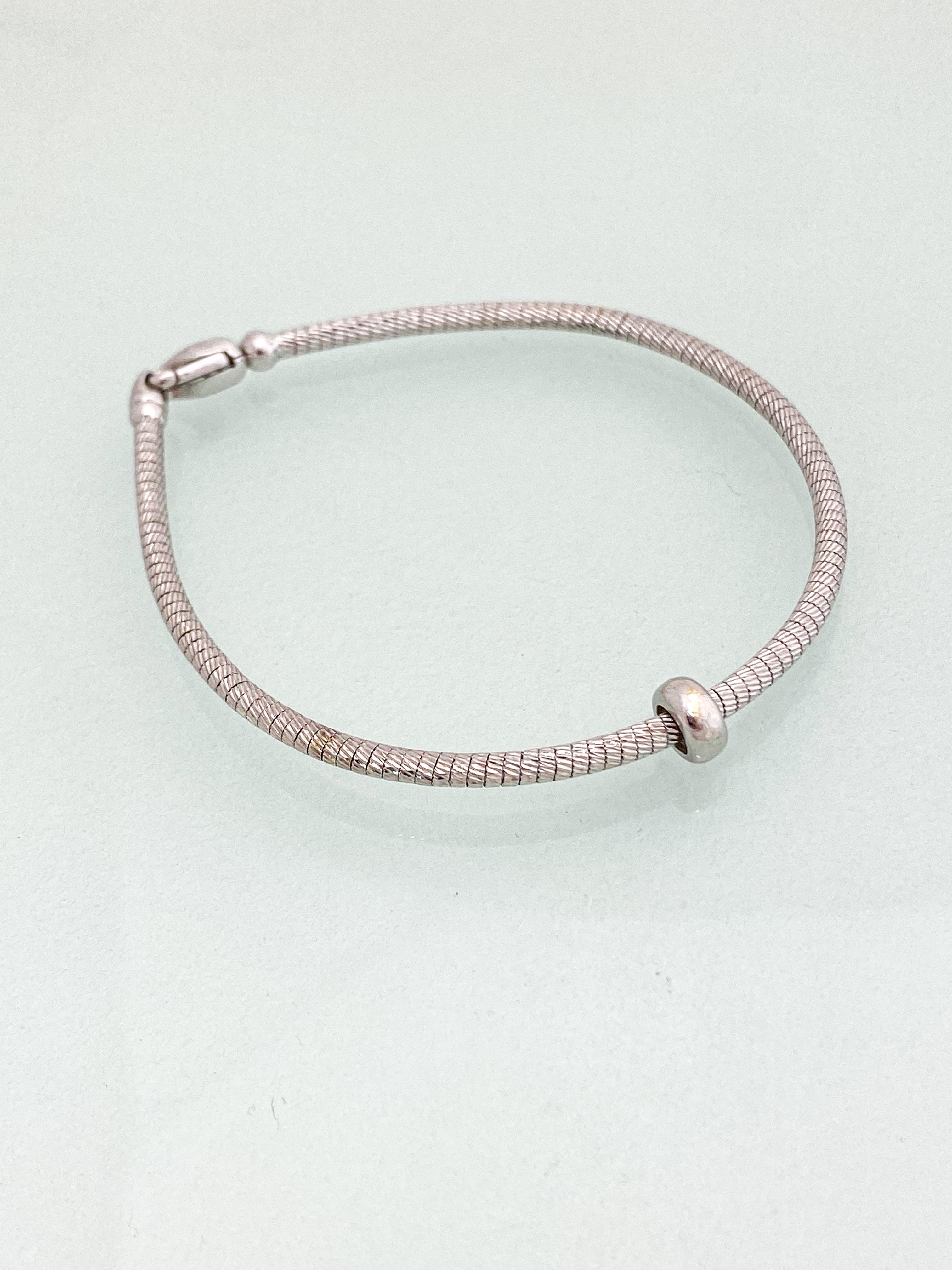 צמיד קשיח עם חרוז זהב לבן 14 קארט