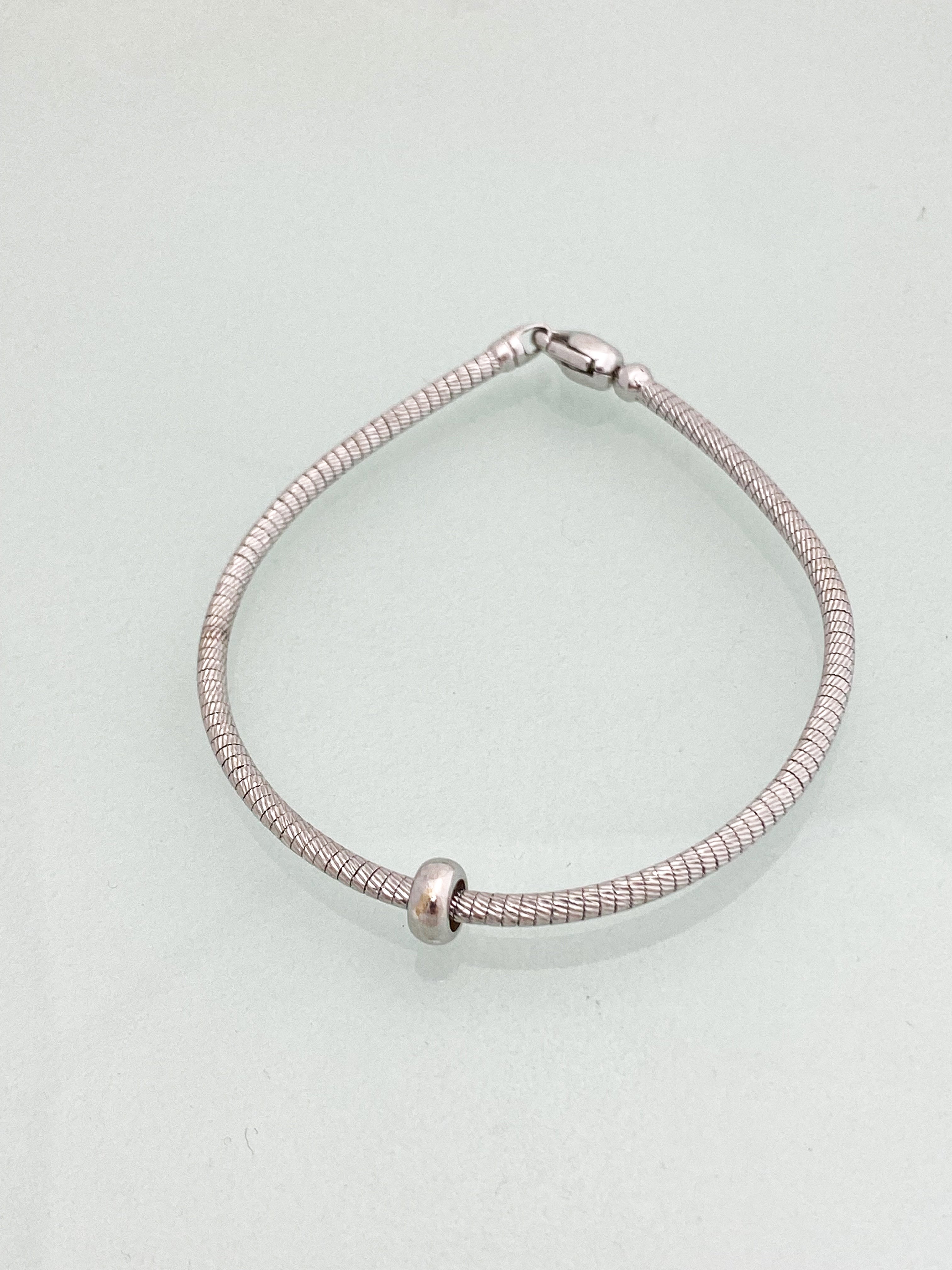 צמיד קשיח עם חרוז זהב לבן 14 קארט