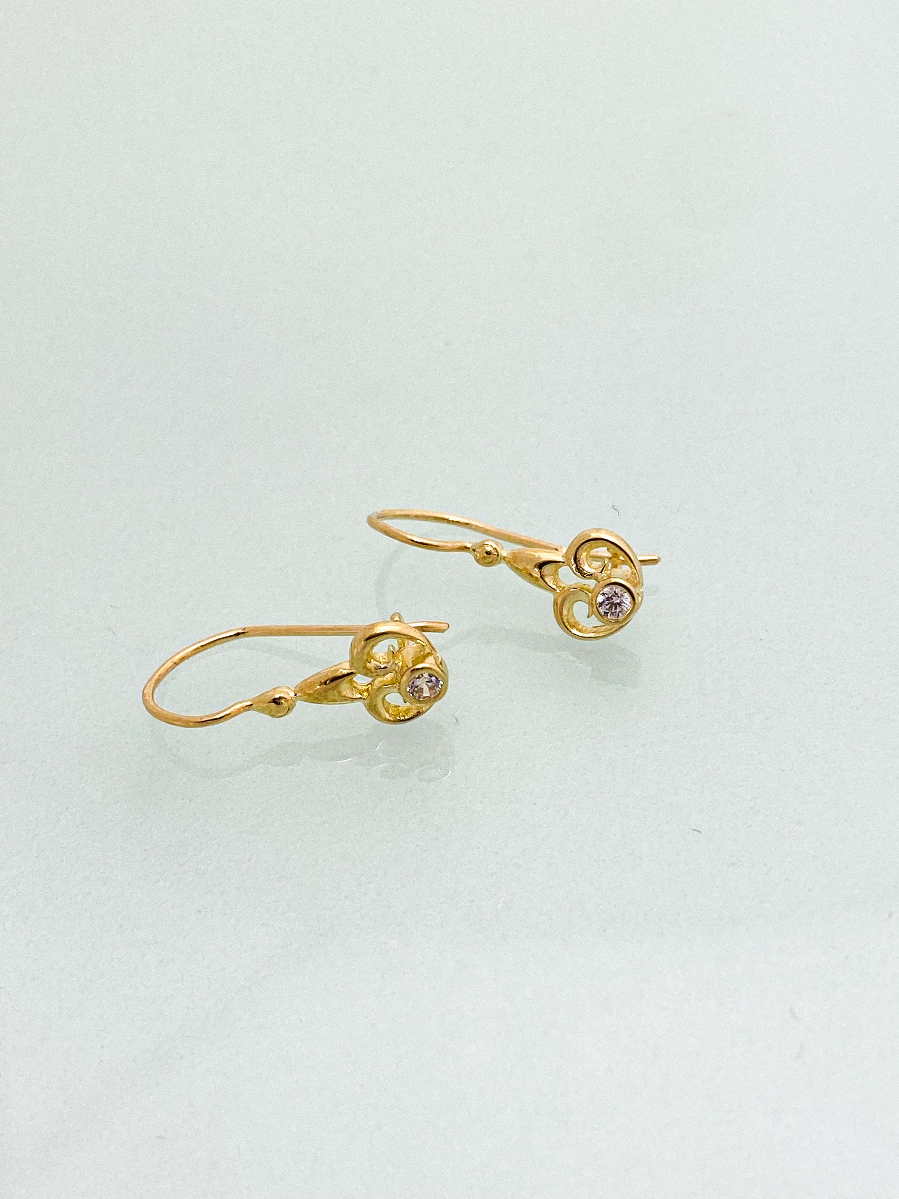 עגילים נופלים זהב 14 קארט בצורת לב עם זירקון