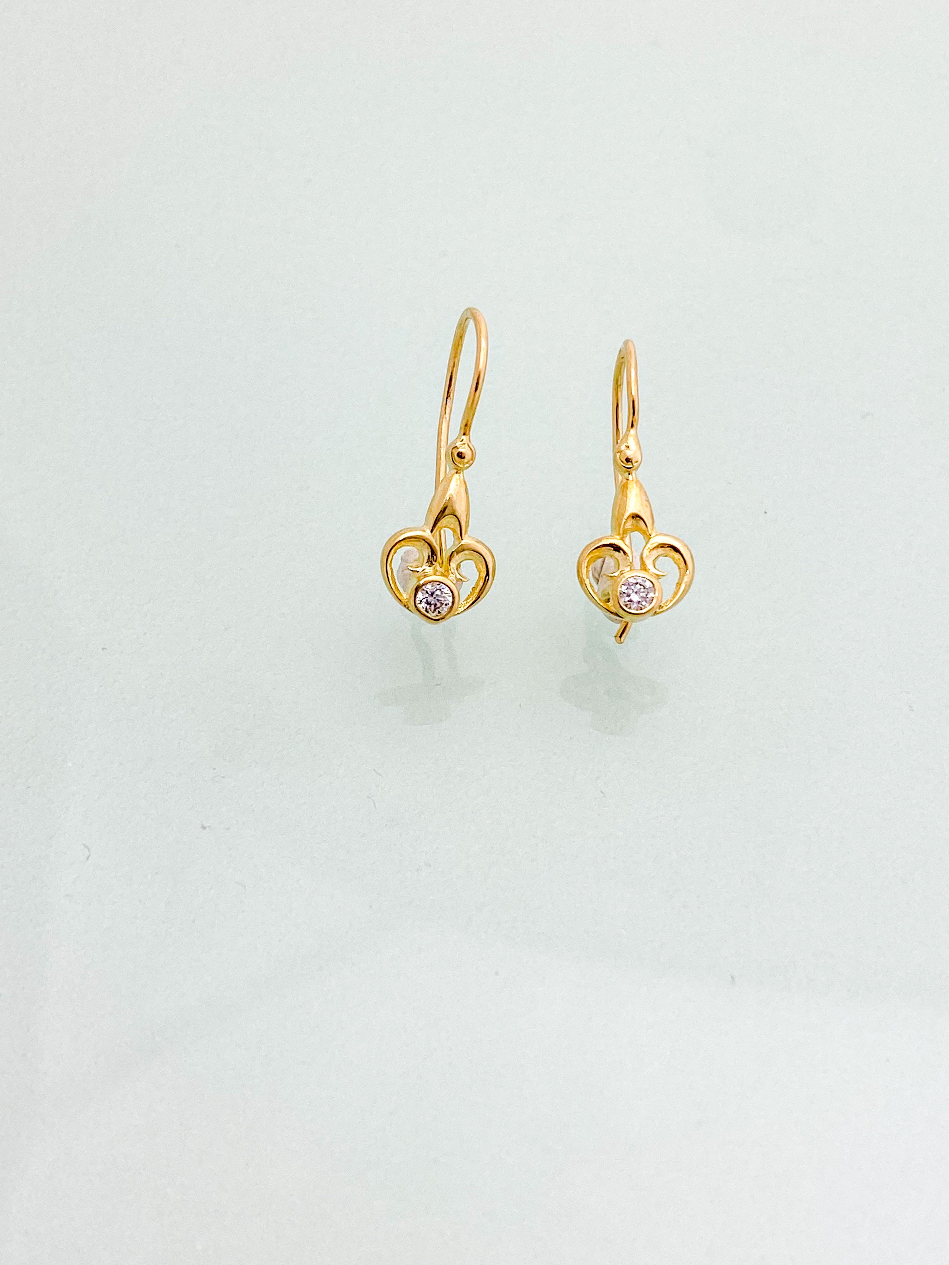 עגילים נופלים זהב 14 קארט בצורת לב עם זירקון