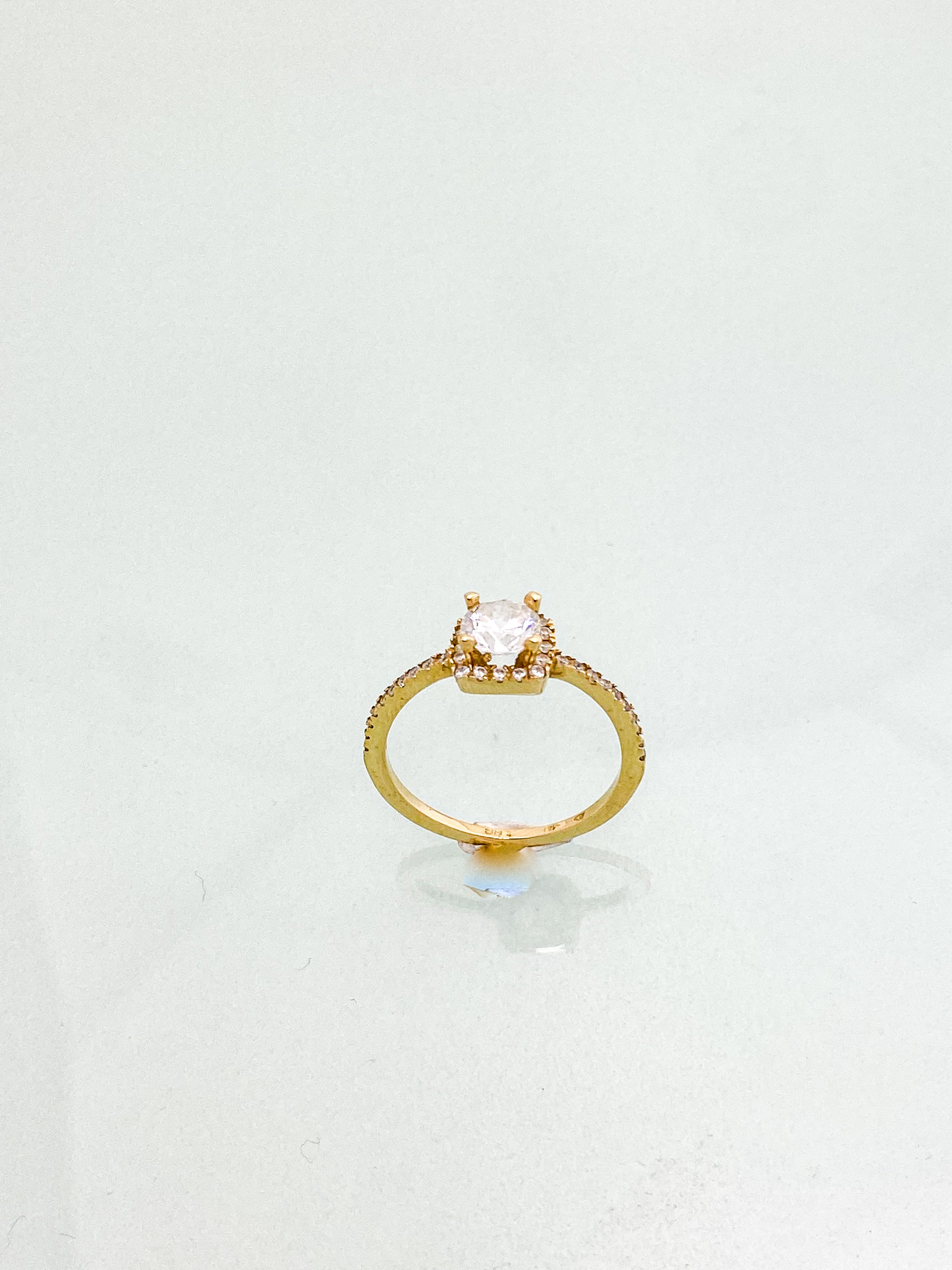 טבעת זהב 14 קארט עם בית מרובע משובץ זירקון ומסביב שיבוץ של זירקונים קטנים