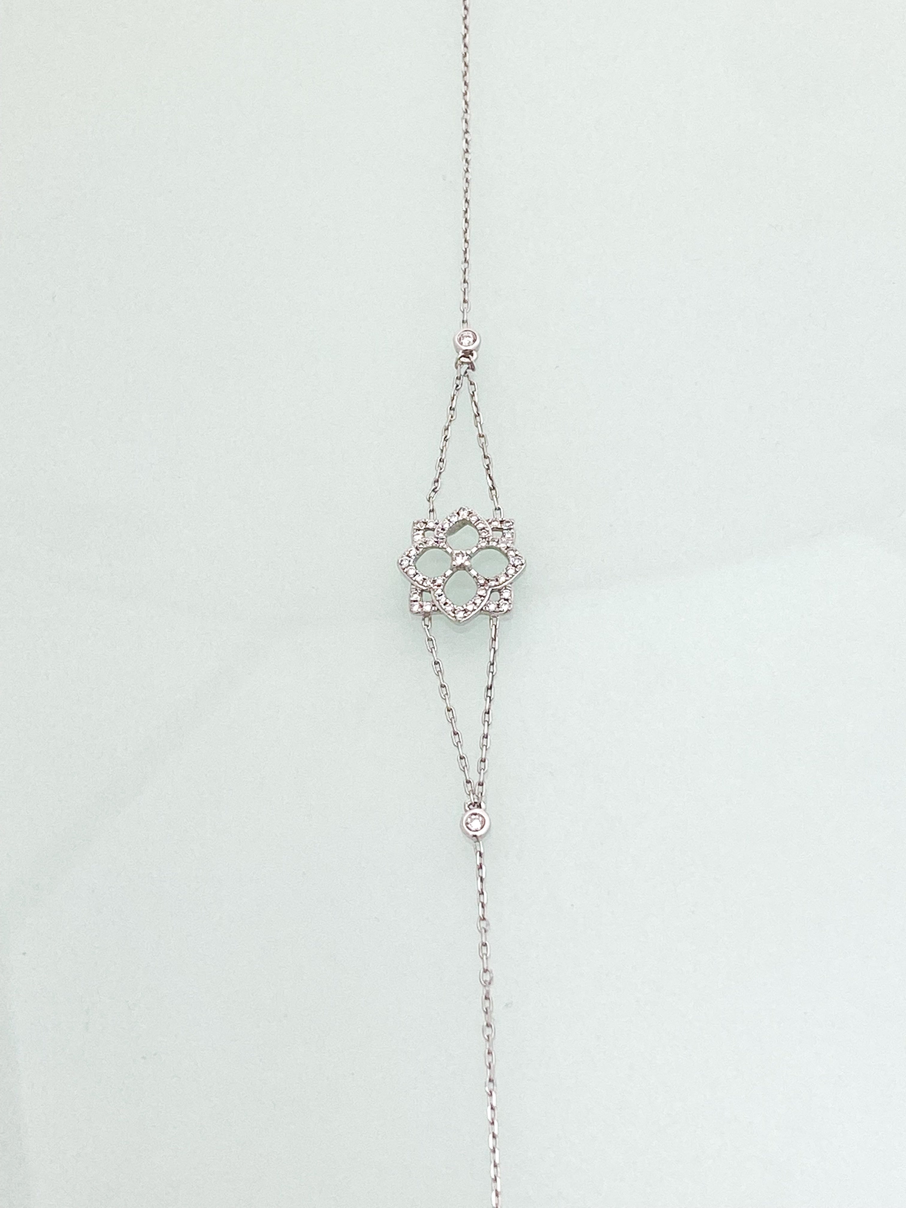 צמיד זהב לבן 14 קארט עם פרח משובץ יהלומים ושני יהלומים בצדדים