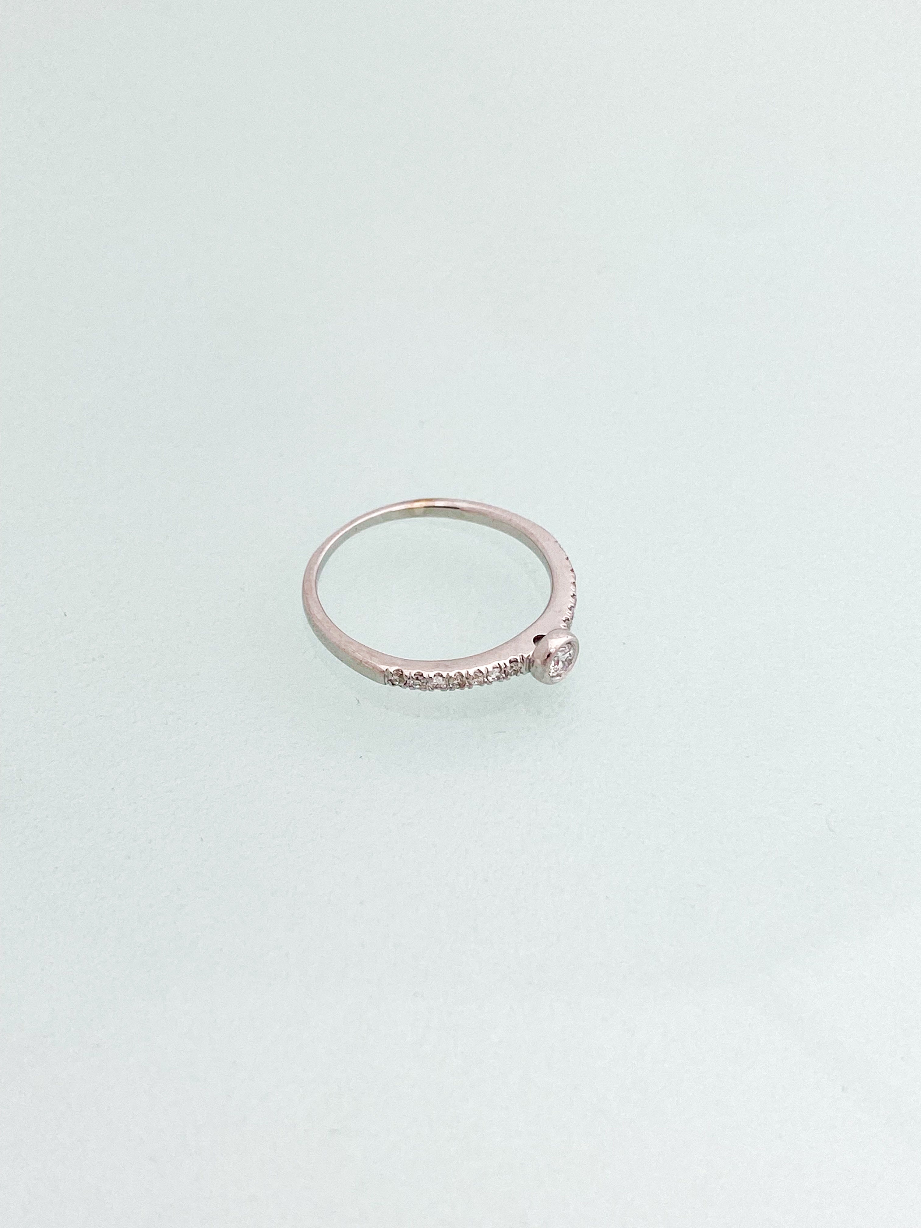 טבעת דקה 14 קארט יהלום מרכזי ושיבוץ יהלומים חצי חישוק