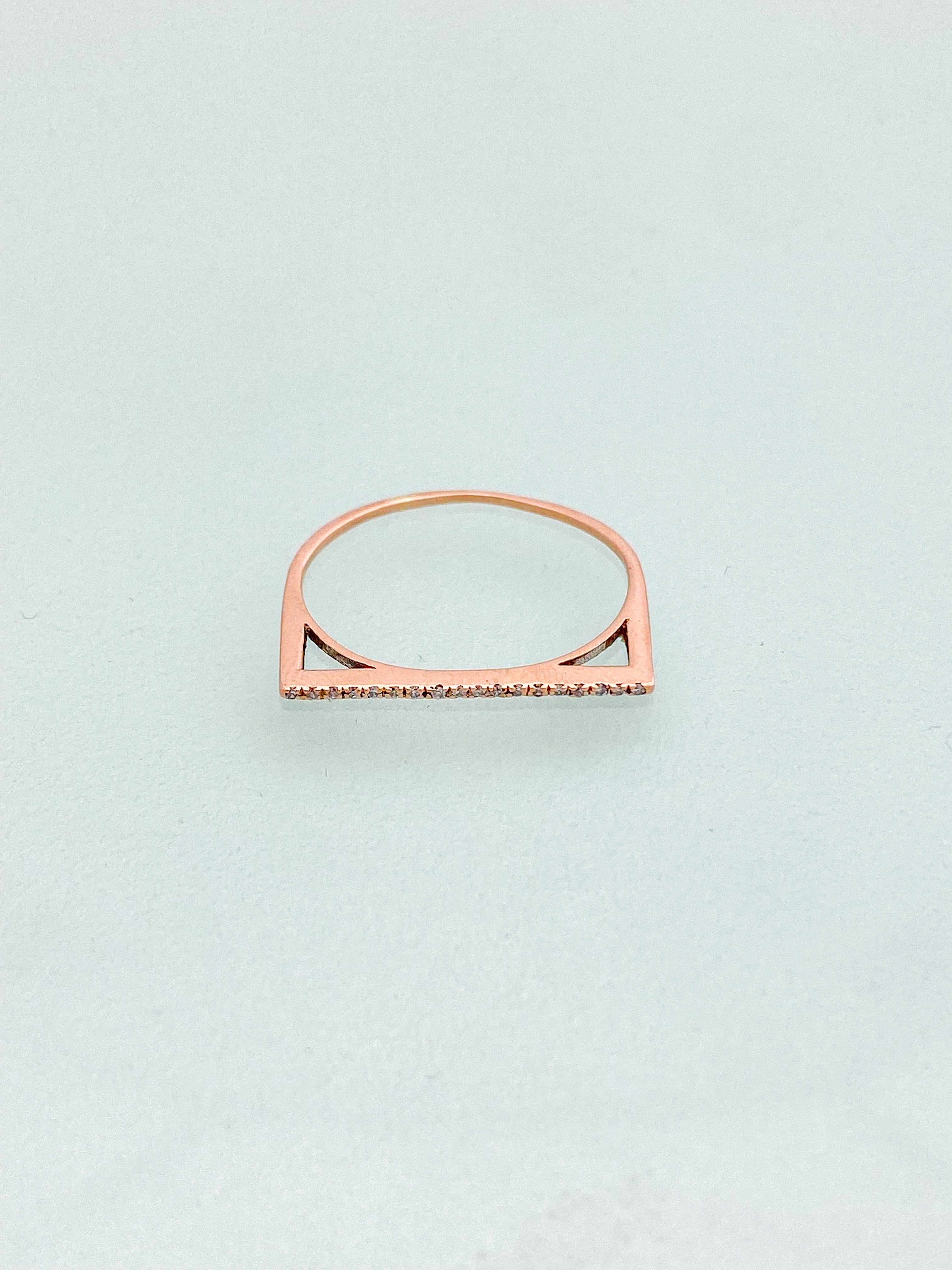 טבעת רוז גולד ישרה 14 קארט משובצת יהלומים