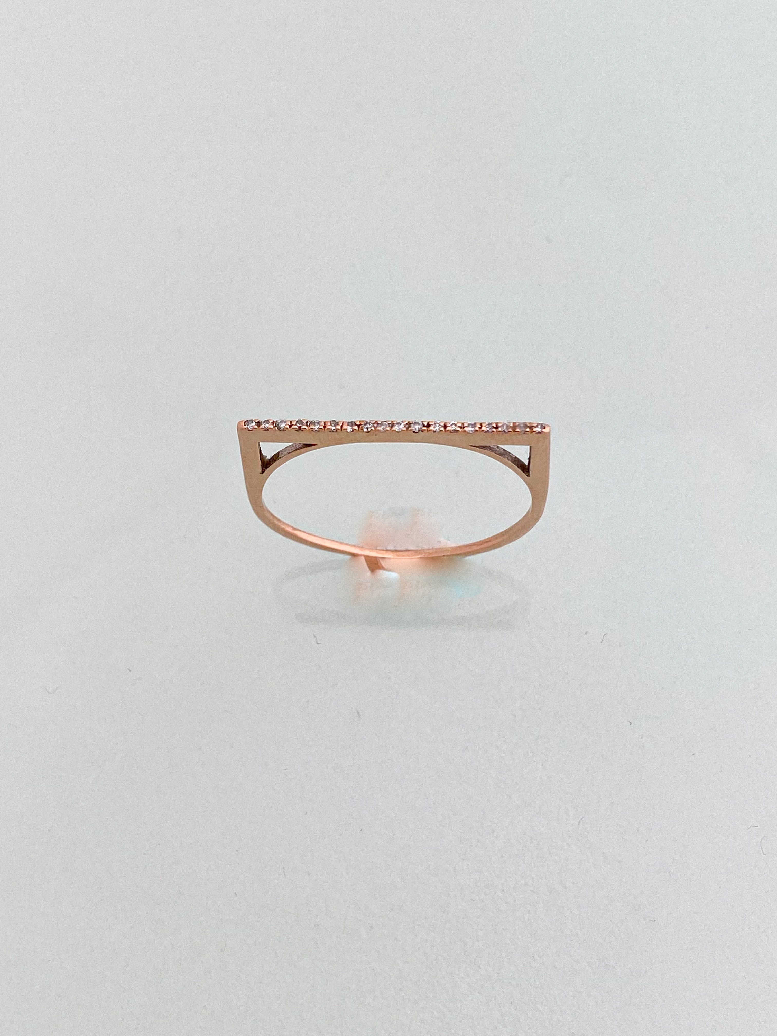 טבעת רוז גולד ישרה 14 קארט משובצת יהלומים