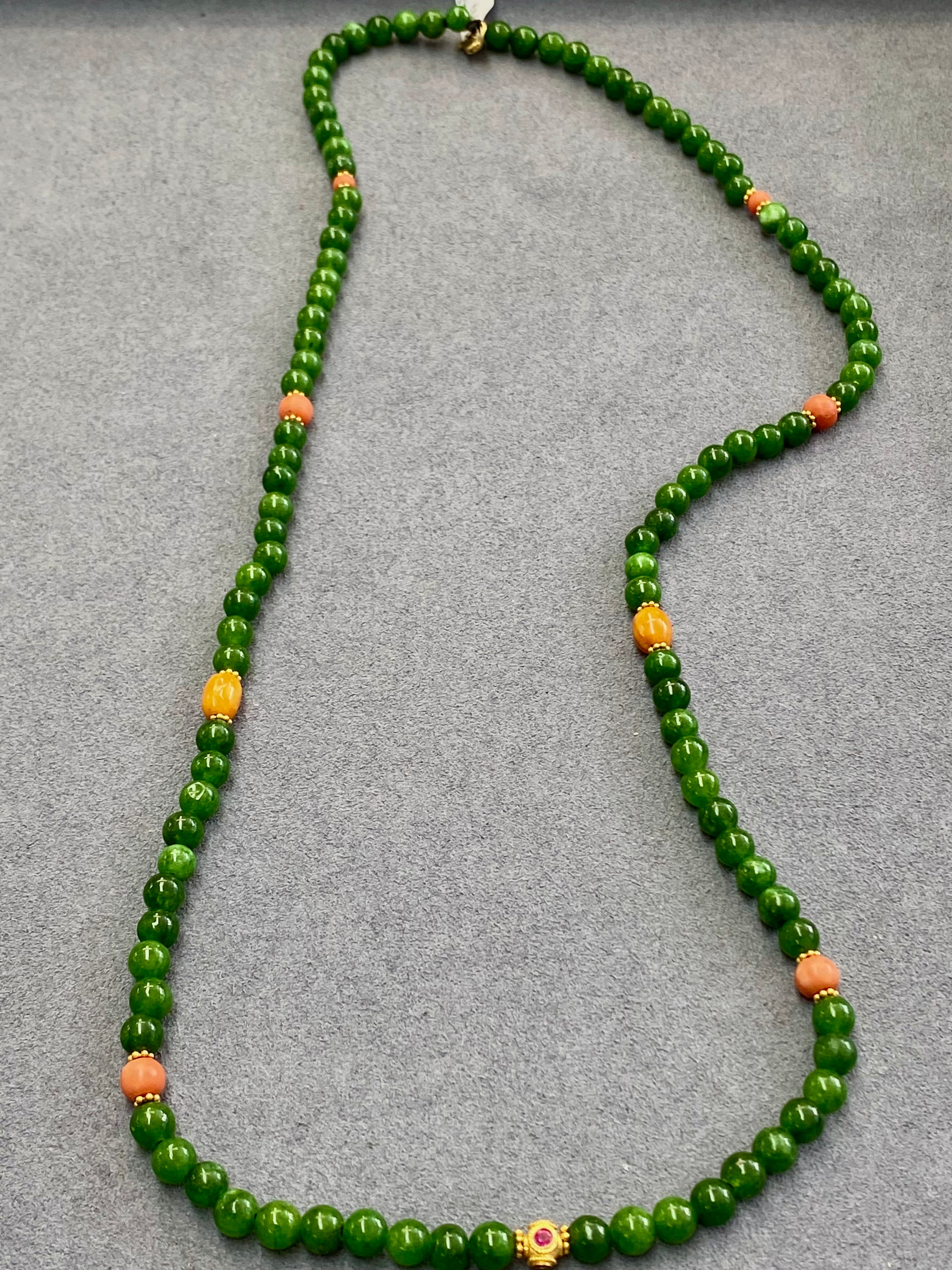 שרשרת מאלה מחוט שעווה איכותי אבני ג'ייד וקורל טבעיות בשילוב חרוזי זהב 14 קארט