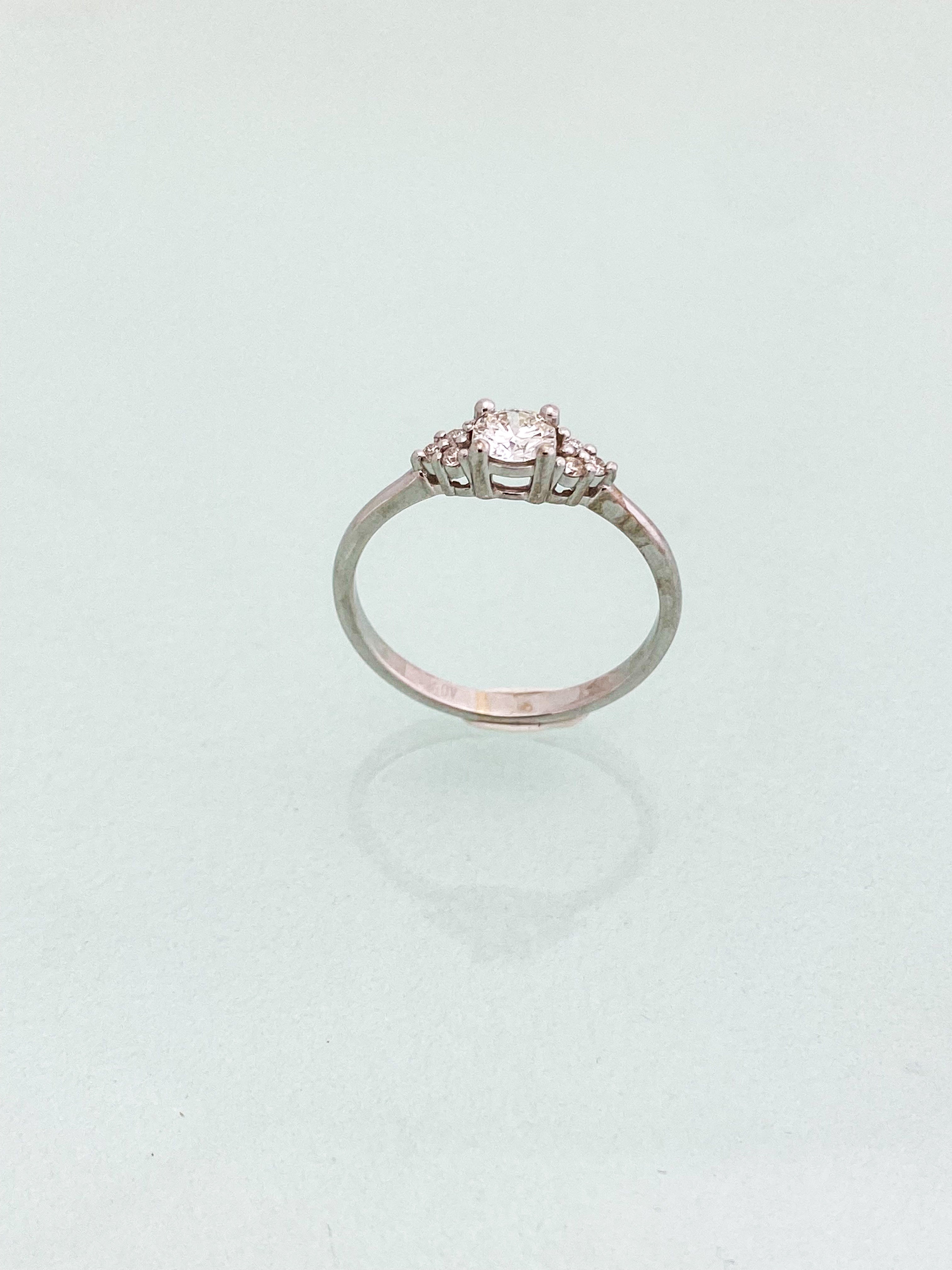 טבעת דקה 14 קארט עם יהלום מרכזי ושיבוץ יהלומים קטנים בצדדים תעודהGIA