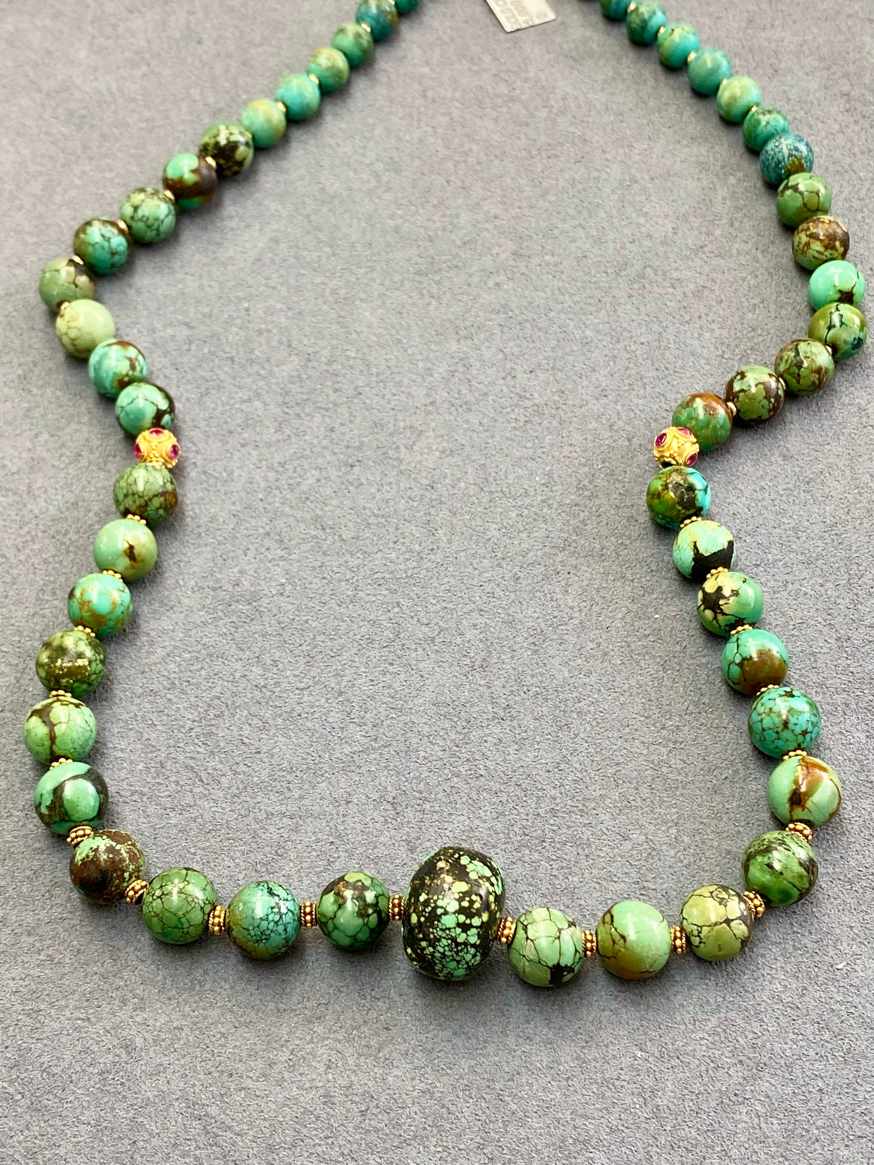 שרשרת מאלה מחוט שעווה איכותי אבני טורקיז טבעיות בשילוב חרוזי זהב 14 קארט