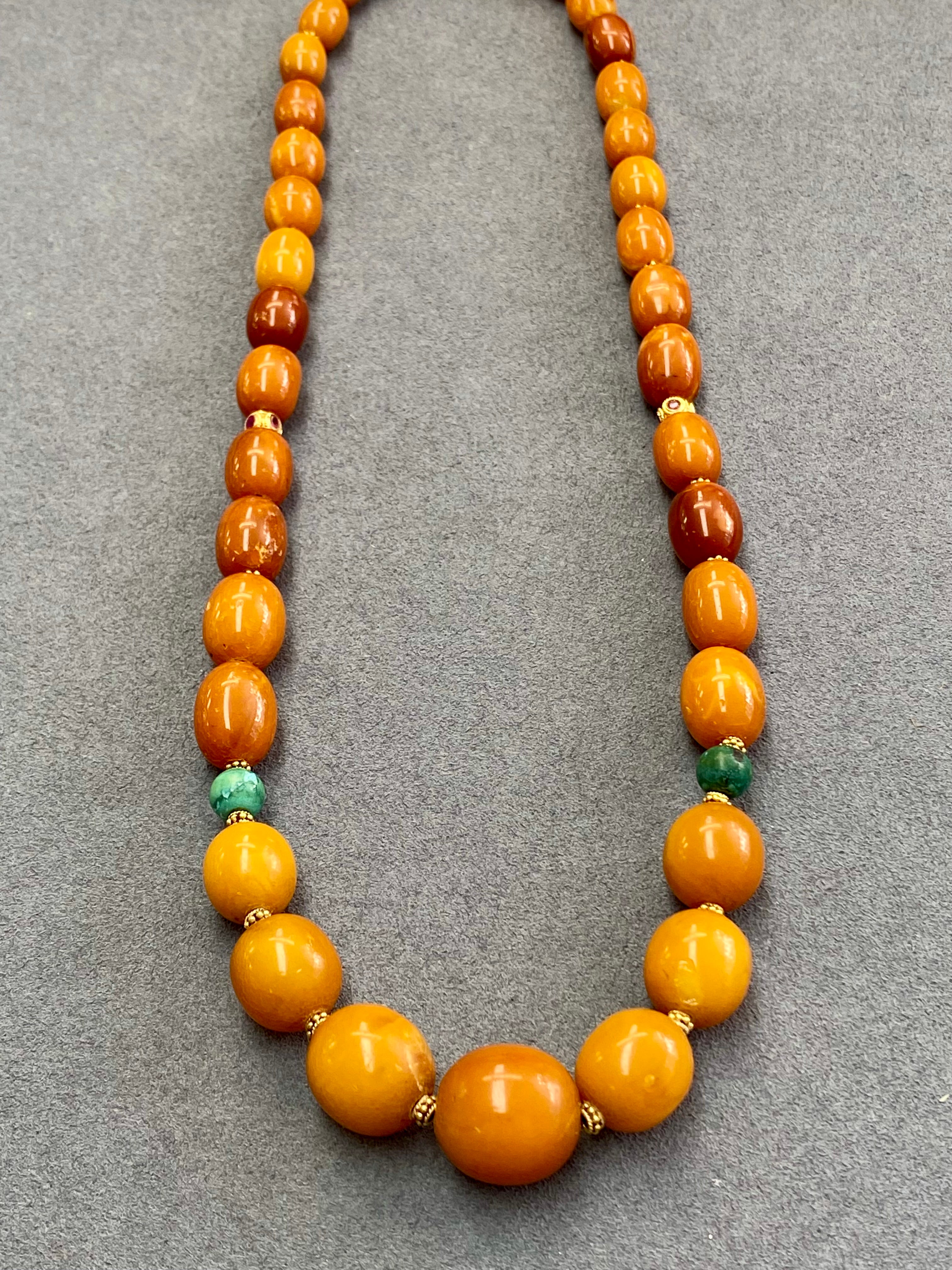 שרשרת מאלה מחוט שעווה איכותי אבני ענבר וטורקיז טבעיות בשילוב חרוזי זהב 14 קארט