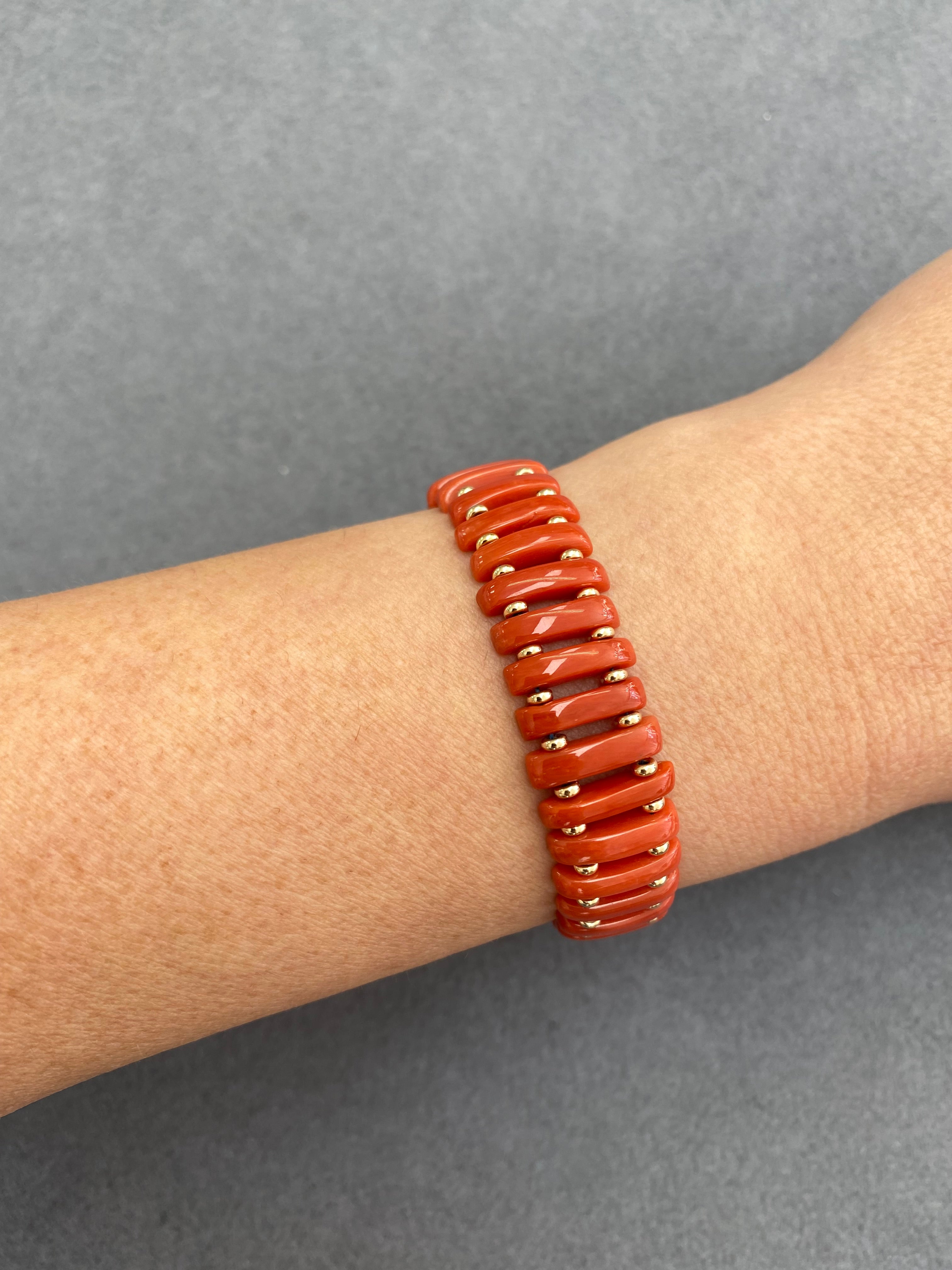 צמיד חרוזי קורל מלבניים משולבי חרוזי זהב