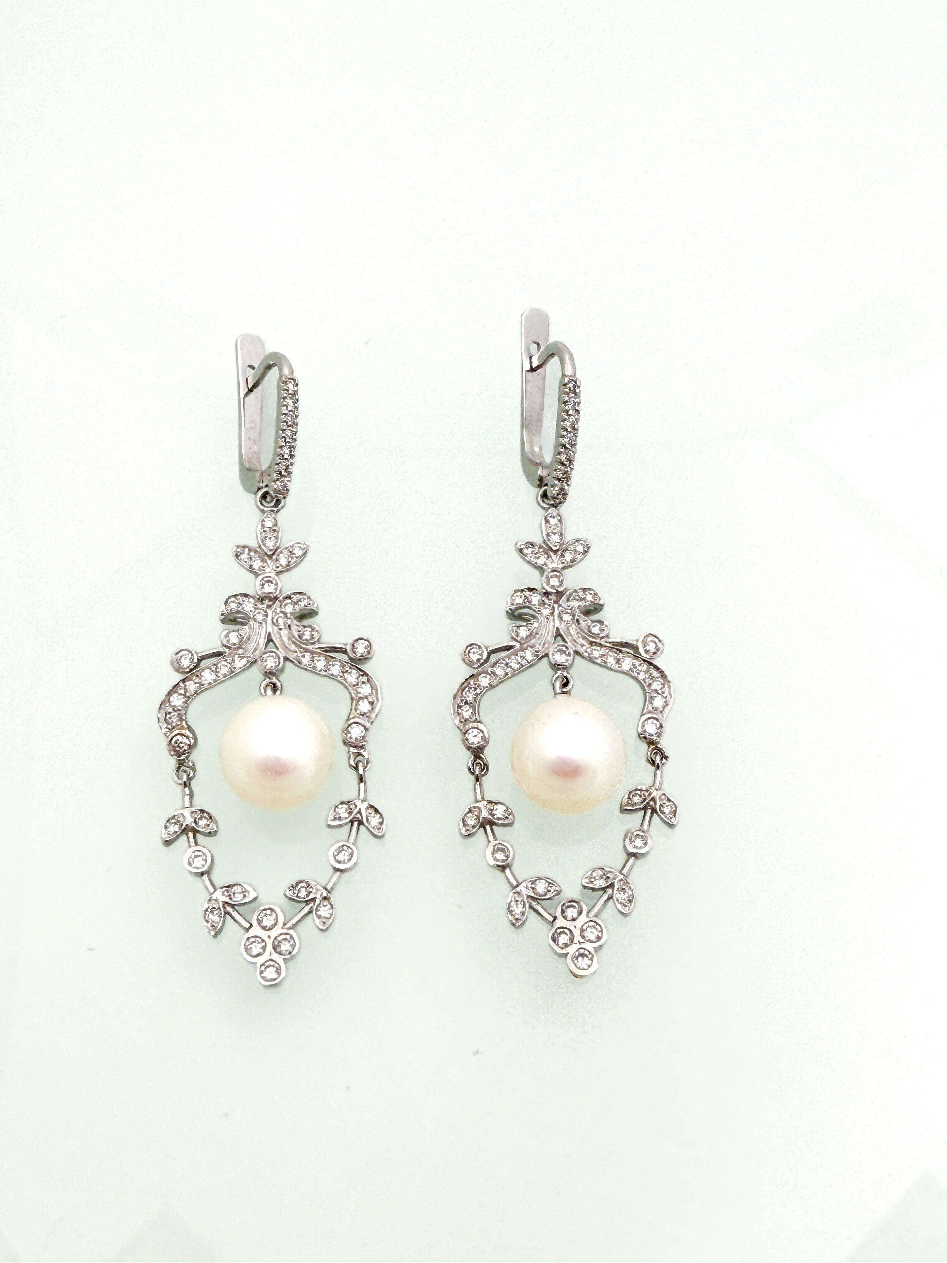 עגילים נופלים 14 קארט משובצים יהלומים ופנינה במרכז