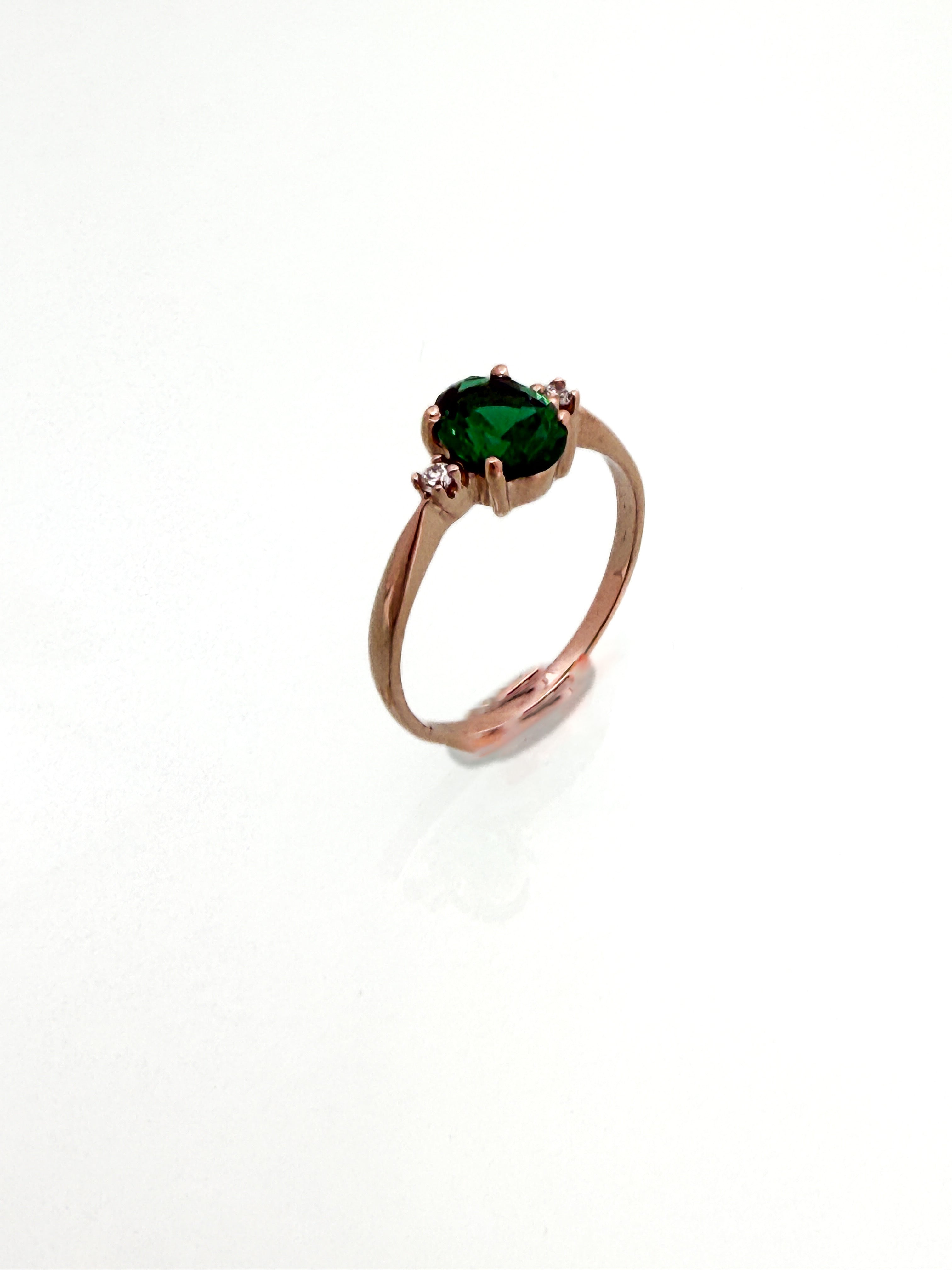 טבעת רוזגולד 14 קארט עם אמרלד ויהלומים