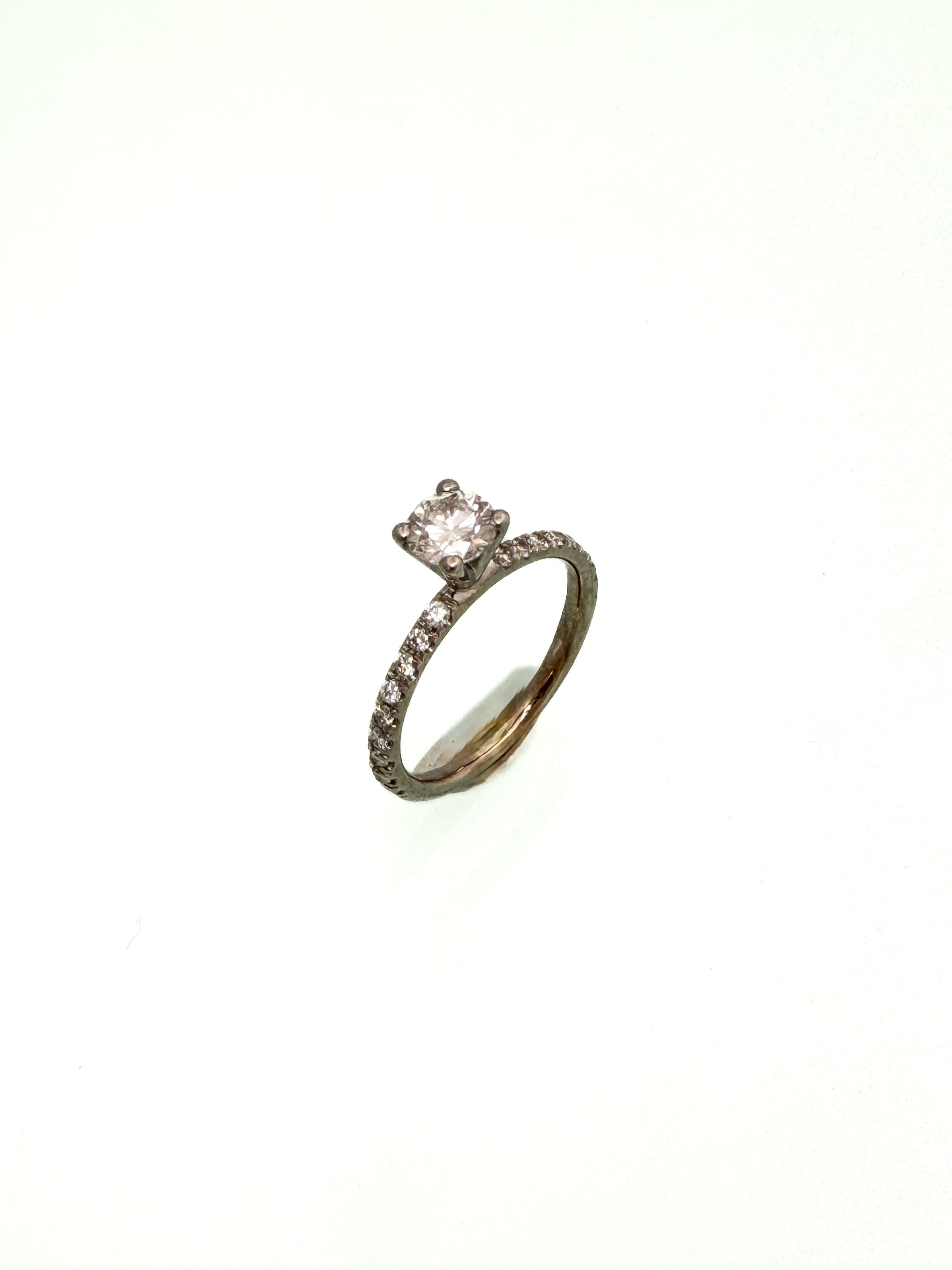 טבעת עם יהלום במרכז ויהלומים בצדדים