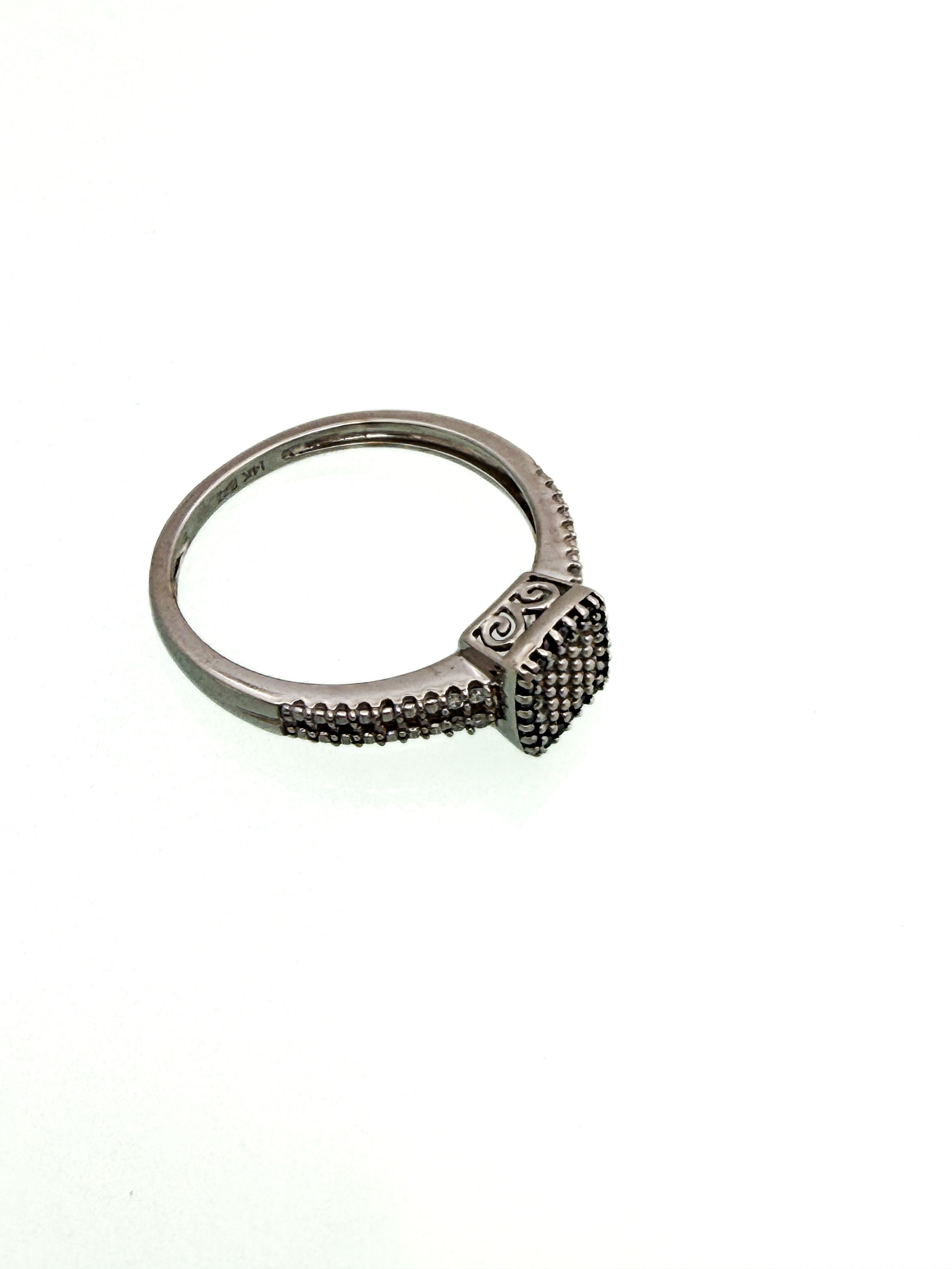 טבעת יהלומים לבנים ושחורים 14 קארט